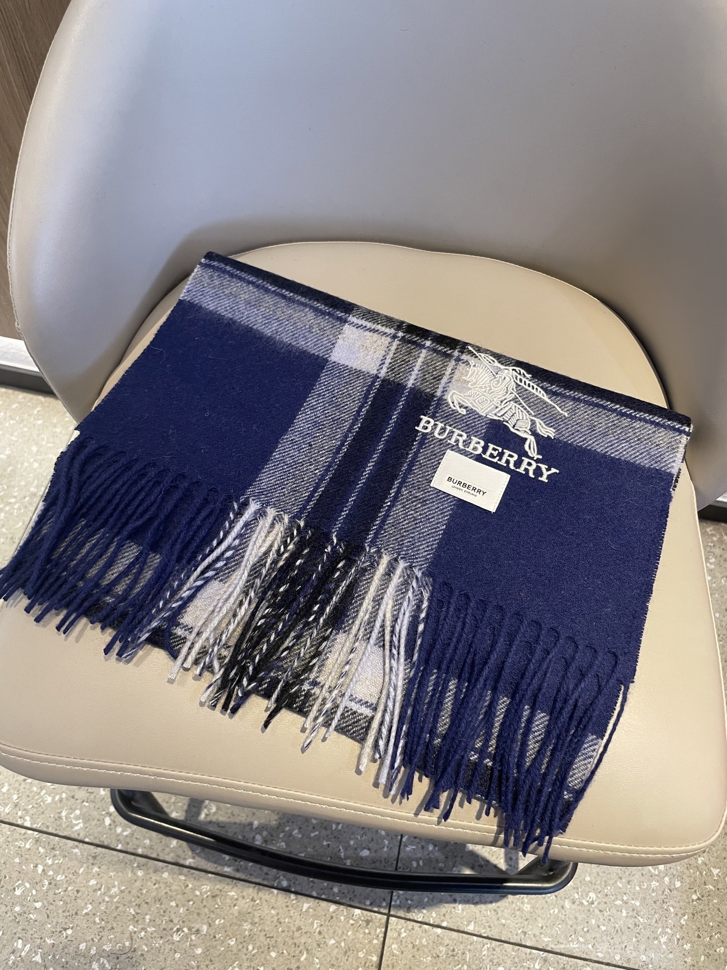 新款🐂牛货，巴宝莉男士女士（格纹战马刺绣）围巾，款式魅力，是经典大方‼面料采用的是客供的羔绒，细腻柔软度