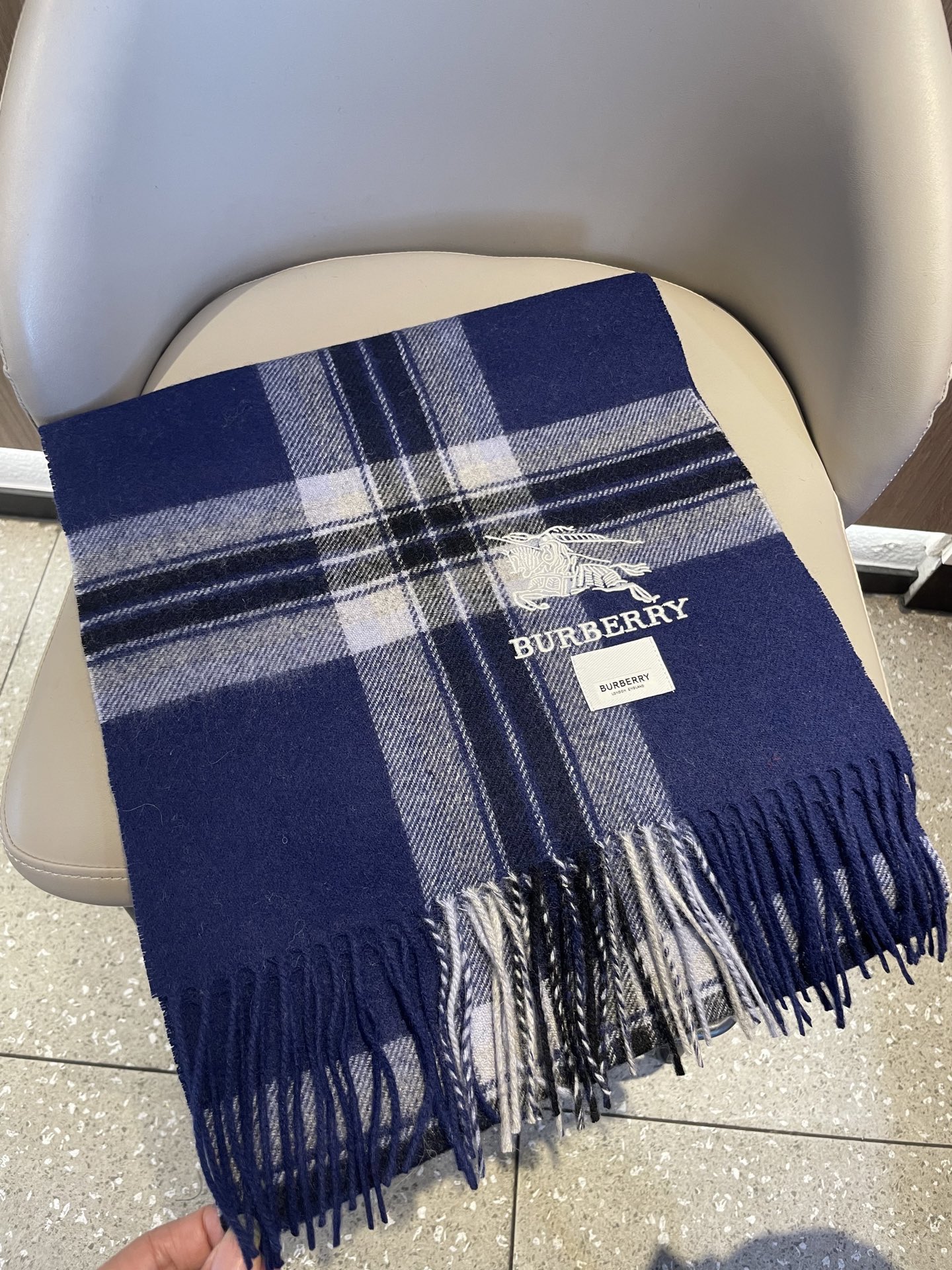 新款🐂牛货，巴宝莉男士女士（格纹战马刺绣）围巾，款式魅力，是经典大方‼面料采用的是客供的羔绒，细腻柔软度