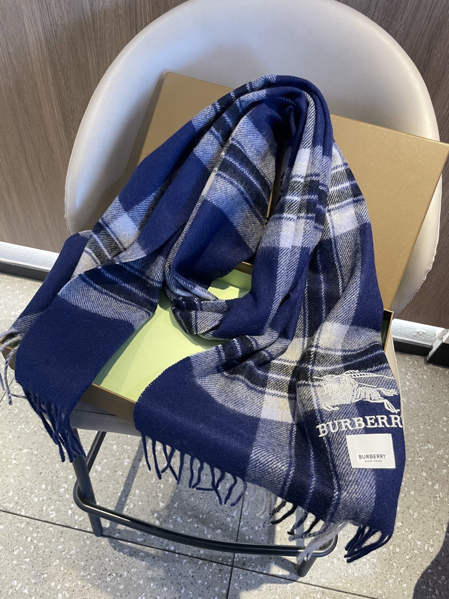 新款🐂牛货，巴宝莉男士女士（格纹战马刺绣）围巾，款式魅力，是经典大方‼面料采用的是客供的羔绒，细腻柔软度