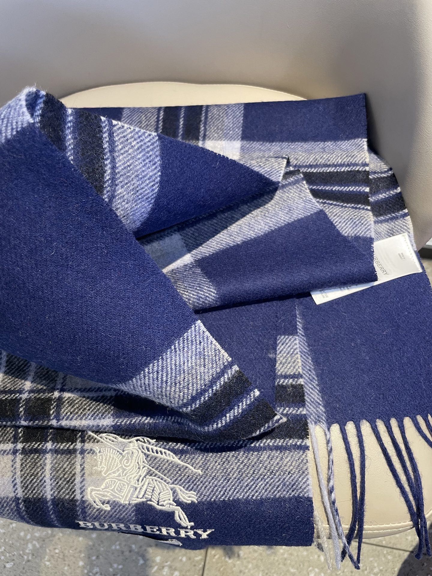 新款🐂牛货，巴宝莉男士女士（格纹战马刺绣）围巾，款式魅力，是经典大方‼面料采用的是客供的羔绒，细腻柔软度