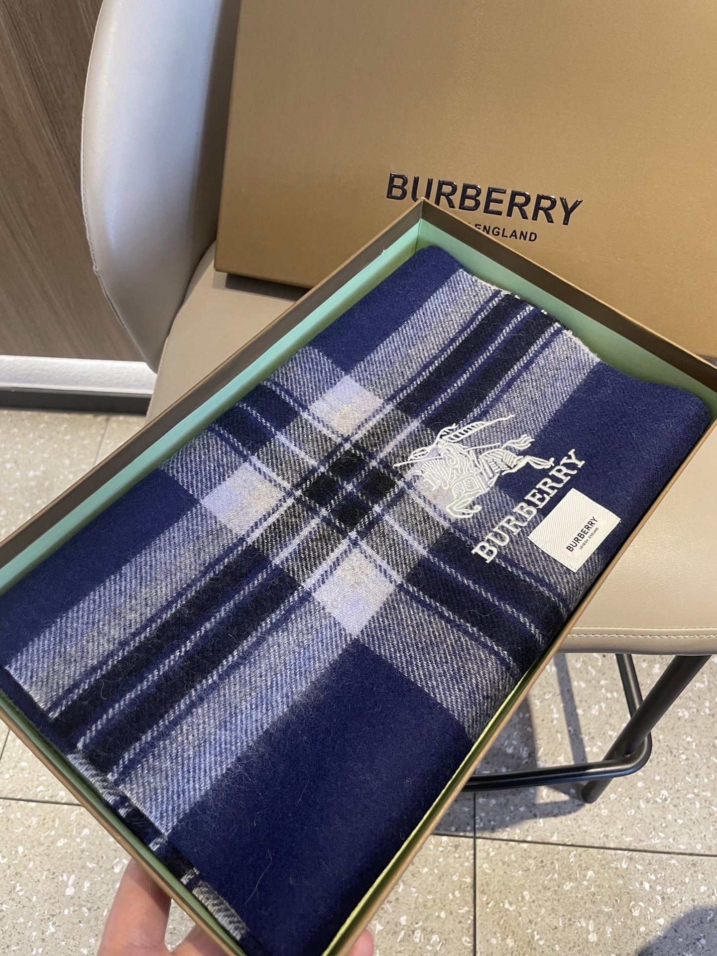 新款🐂牛货，巴宝莉男士女士（格纹战马刺绣）围巾，款式魅力，是经典大方‼面料采用的是客供的羔绒，细腻柔软度