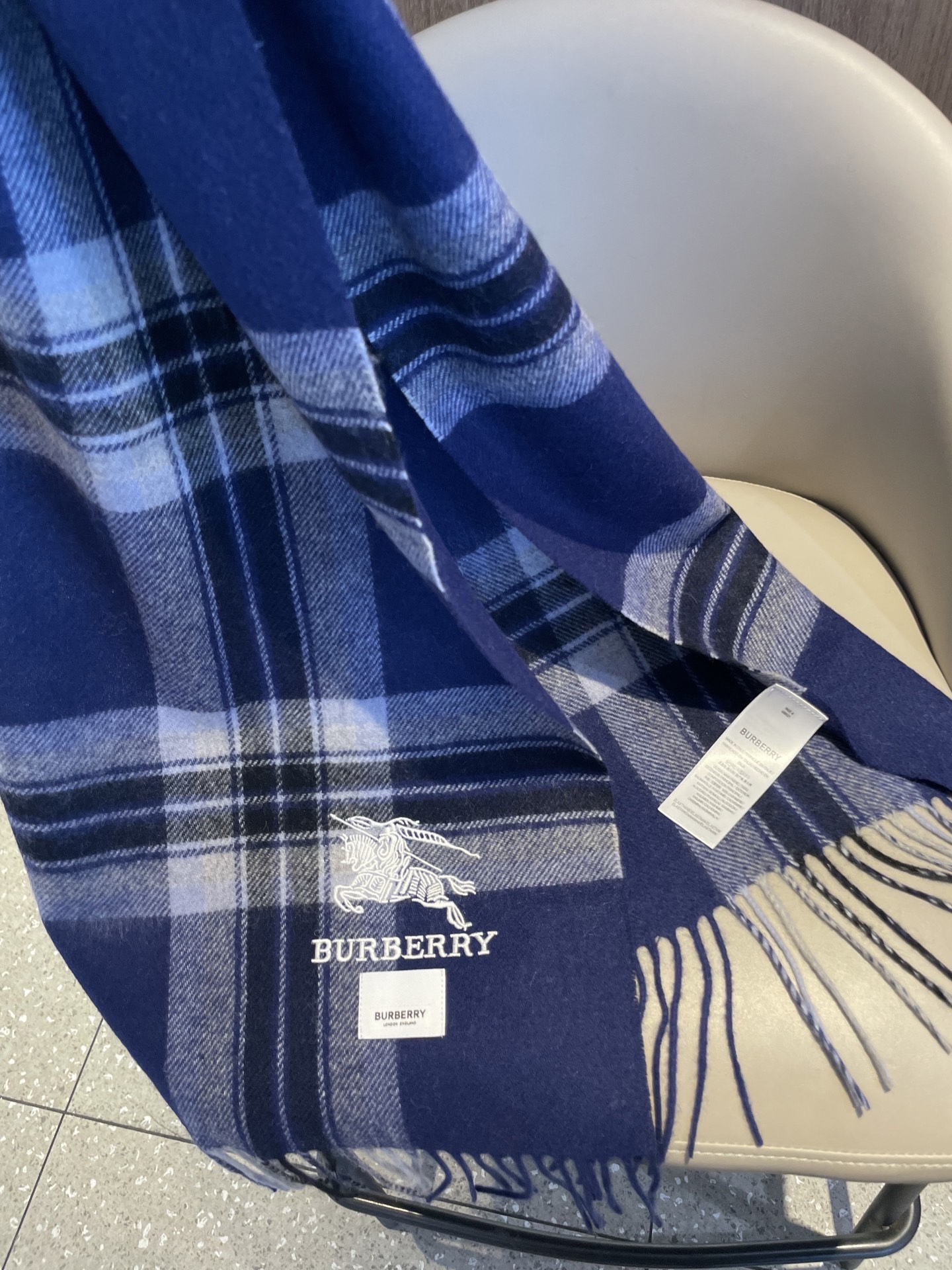 新款🐂牛货，巴宝莉男士女士（格纹战马刺绣）围巾，款式魅力，是经典大方‼面料采用的是客供的羔绒，细腻柔软度