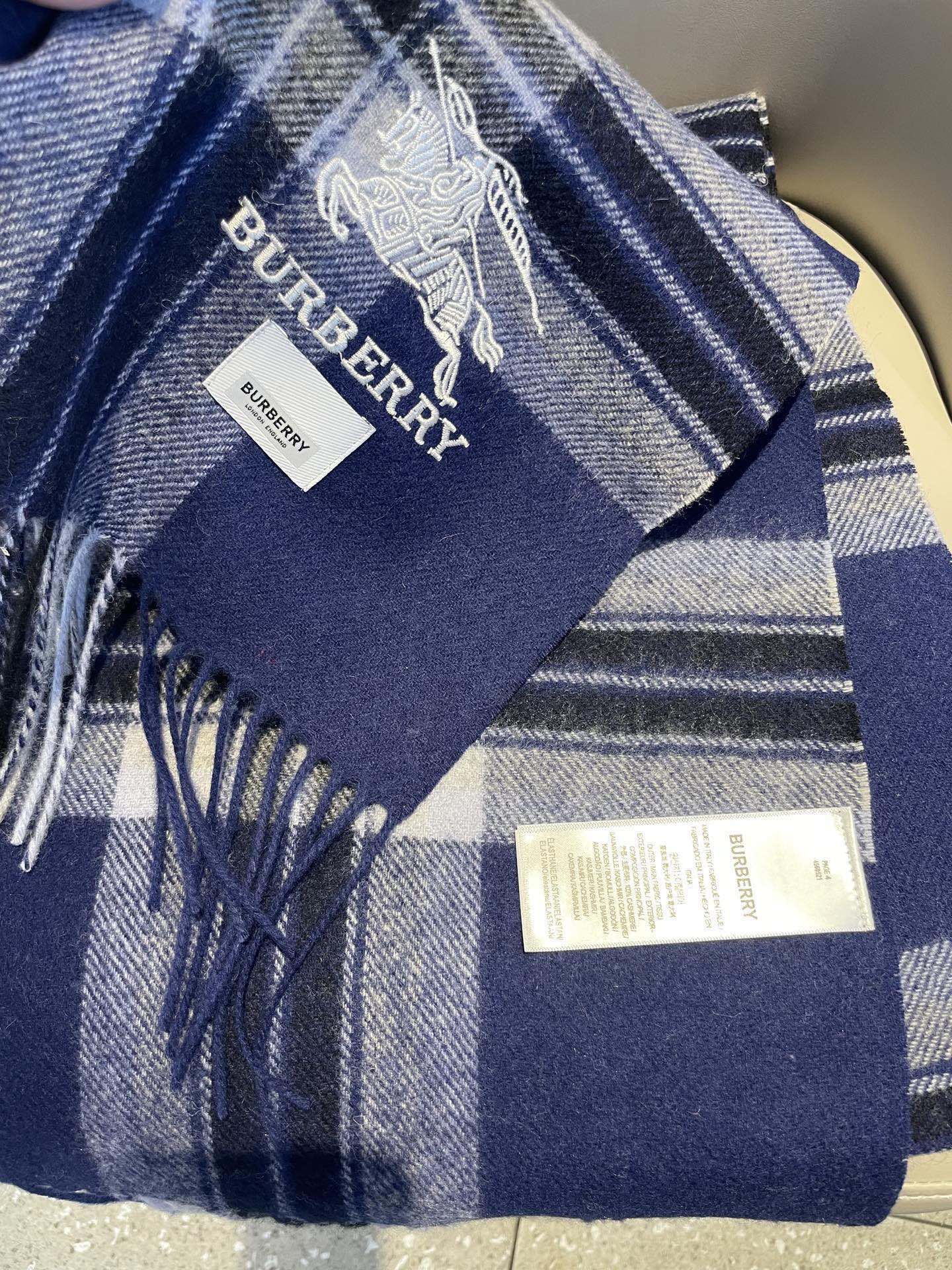 新款🐂牛货，巴宝莉男士女士（格纹战马刺绣）围巾，款式魅力，是经典大方‼面料采用的是客供的羔绒，细腻柔软度