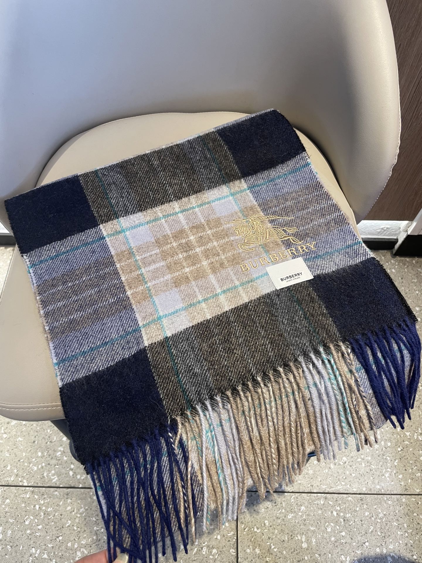 新款🐂牛货，巴宝莉男士女士（格纹战马刺绣）围巾，款式魅力，是经典大方‼面料采用的是客供的羔绒，细腻柔软度