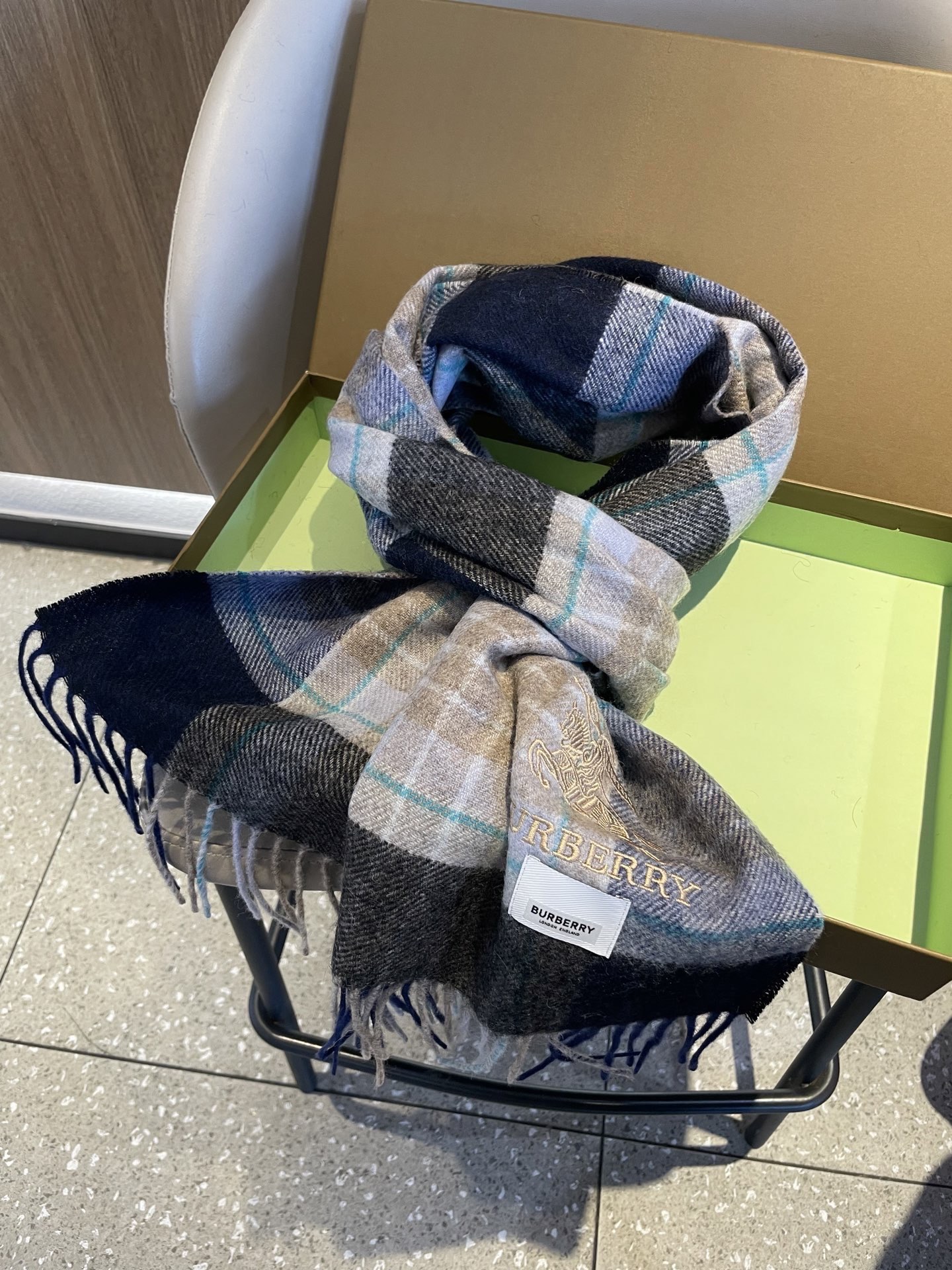 新款🐂牛货，巴宝莉男士女士（格纹战马刺绣）围巾，款式魅力，是经典大方‼面料采用的是客供的羔绒，细腻柔软度