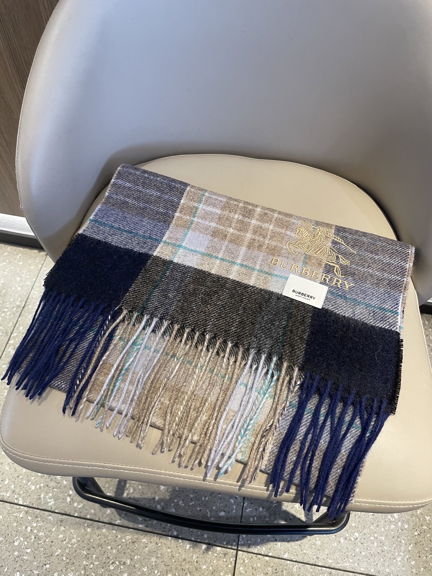 新款🐂牛货，巴宝莉男士女士（格纹战马刺绣）围巾，款式魅力，是经典大方‼面料采用的是客供的羔绒，细腻柔软度