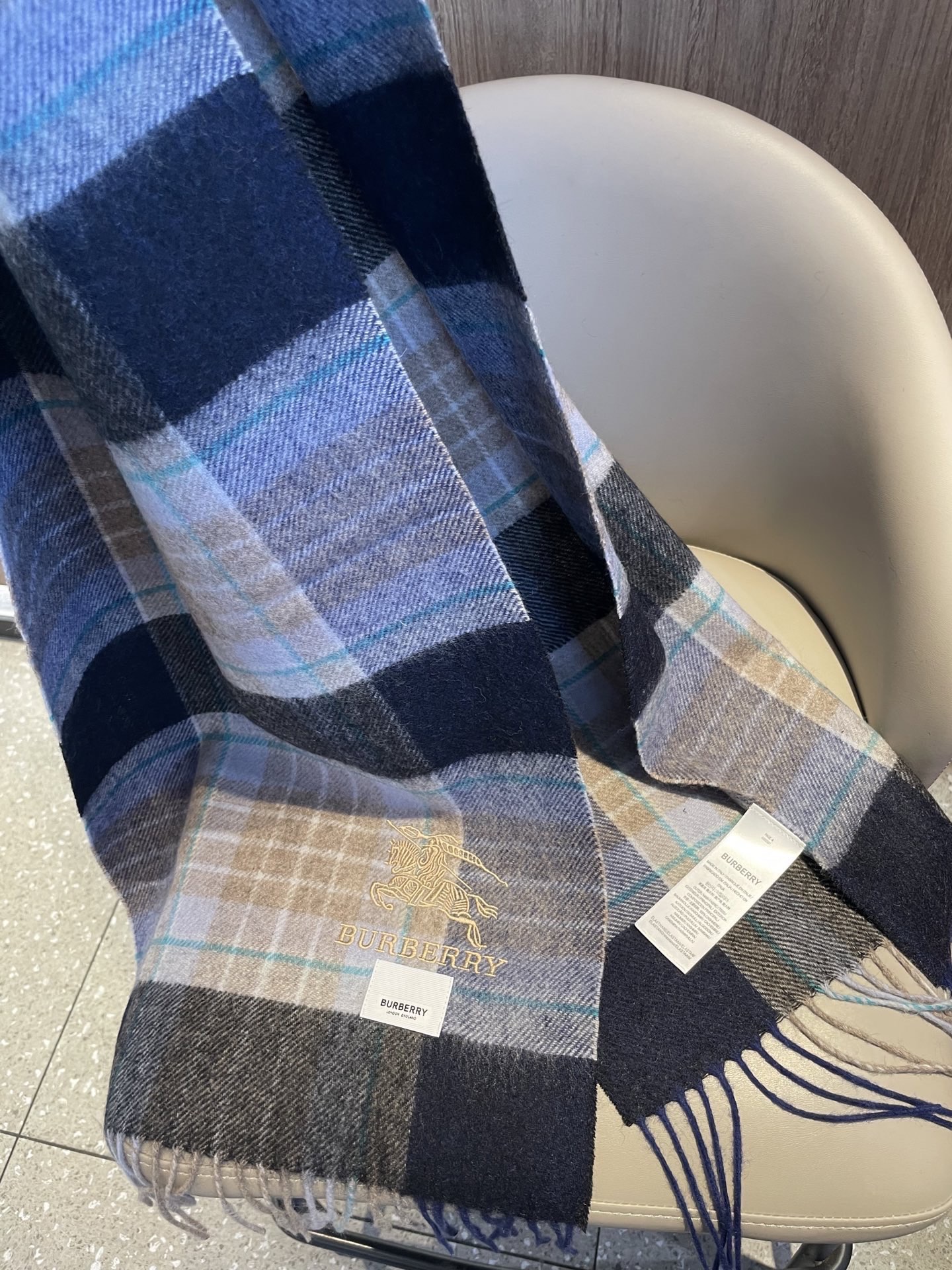 新款🐂牛货，巴宝莉男士女士（格纹战马刺绣）围巾，款式魅力，是经典大方‼面料采用的是客供的羔绒，细腻柔软度