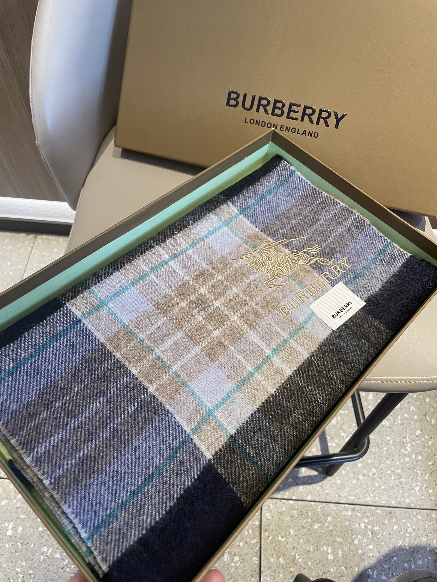 新款🐂牛货，巴宝莉男士女士（格纹战马刺绣）围巾，款式魅力，是经典大方‼面料采用的是客供的羔绒，细腻柔软度