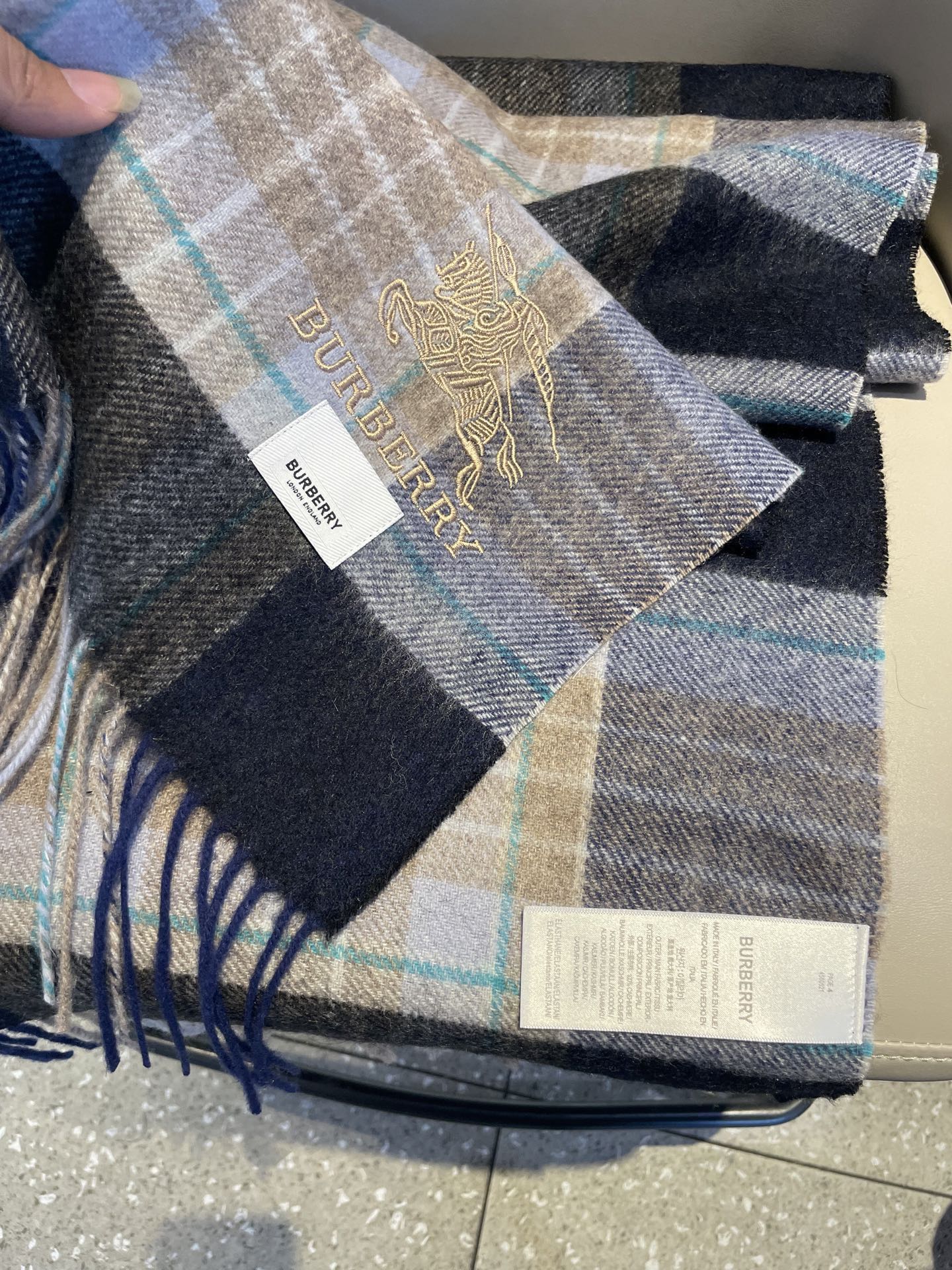 新款🐂牛货，巴宝莉男士女士（格纹战马刺绣）围巾，款式魅力，是经典大方‼面料采用的是客供的羔绒，细腻柔软度