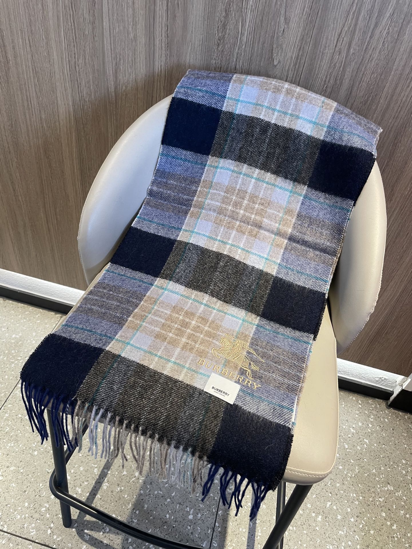 新款🐂牛货，巴宝莉男士女士（格纹战马刺绣）围巾，款式魅力，是经典大方‼面料采用的是客供的羔绒，细腻柔软度