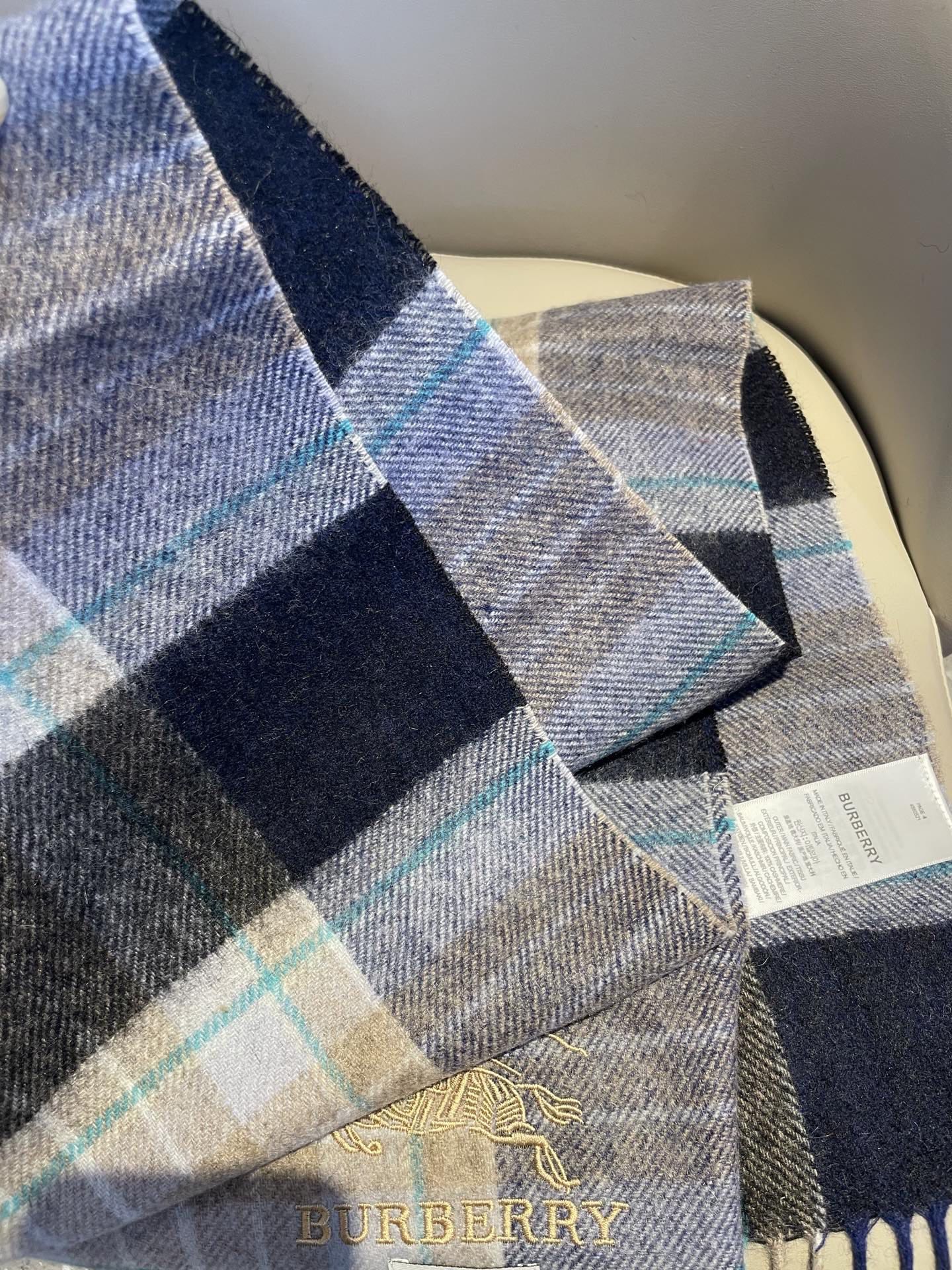 新款🐂牛货，巴宝莉男士女士（格纹战马刺绣）围巾，款式魅力，是经典大方‼面料采用的是客供的羔绒，细腻柔软度