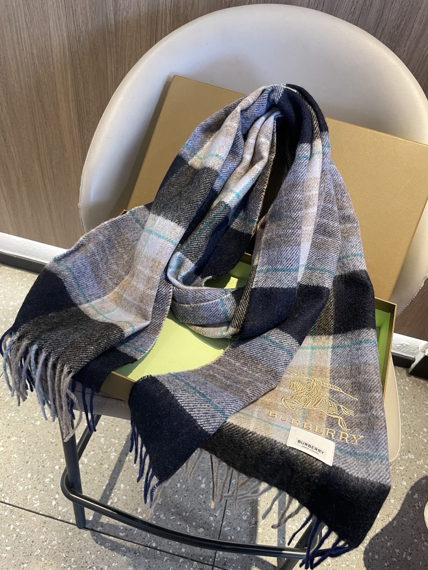 新款🐂牛货，巴宝莉男士女士（格纹战马刺绣）围巾，款式魅力，是经典大方‼面料采用的是客供的羔绒，细腻柔软度