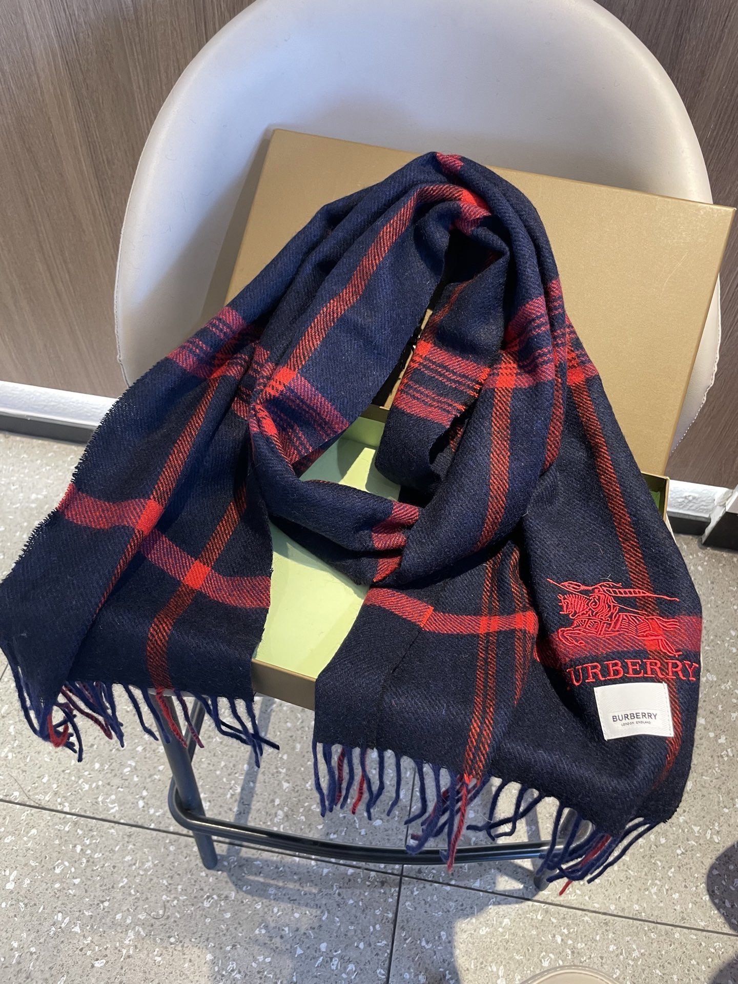 新款🐂牛货，巴宝莉男士女士（格纹战马刺绣）围巾，款式魅力，是经典大方‼面料采用的是客供的羔绒，细腻柔软度