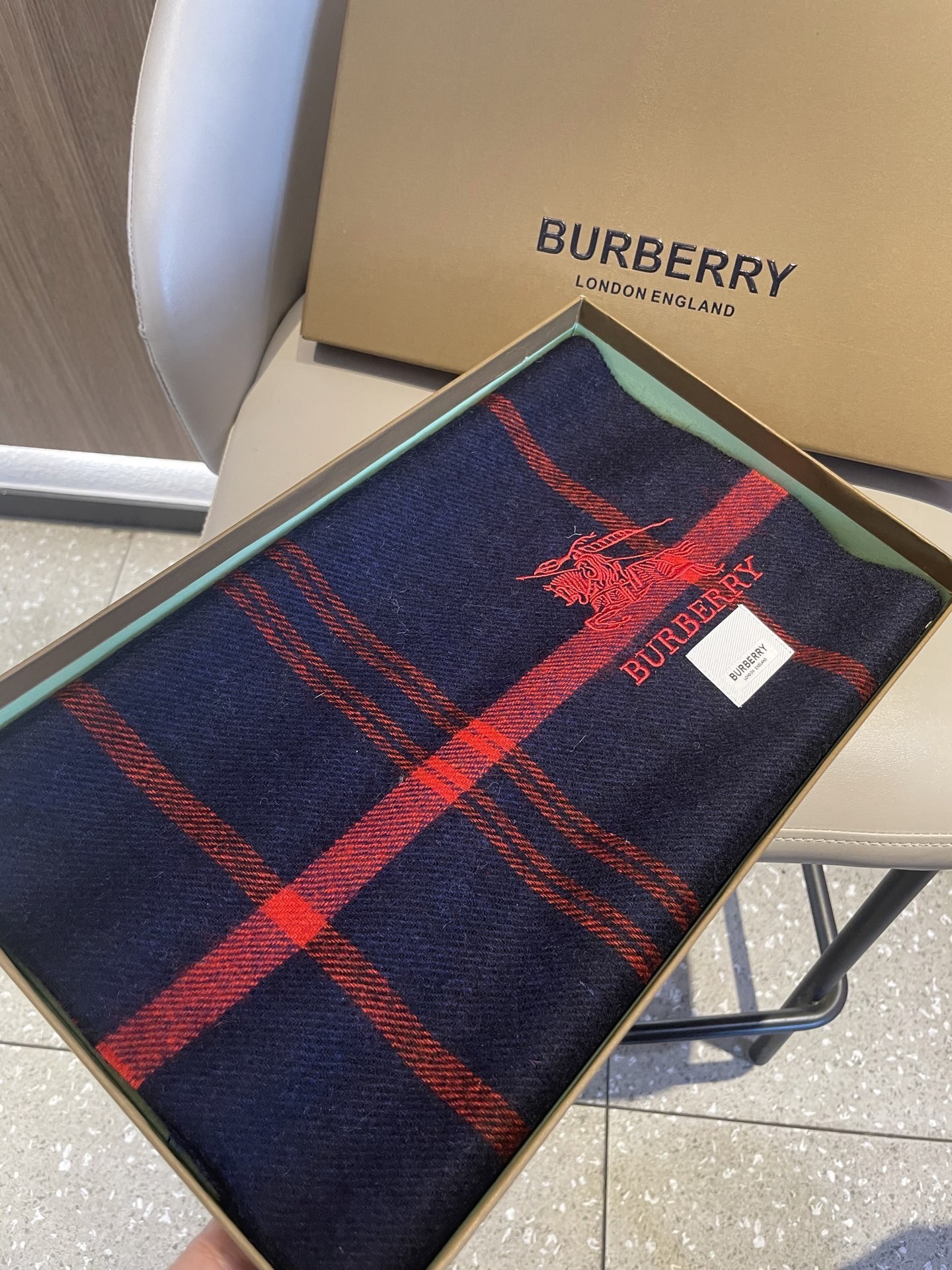 新款🐂牛货，巴宝莉男士女士（格纹战马刺绣）围巾，款式魅力，是经典大方‼面料采用的是客供的羔绒，细腻柔软度