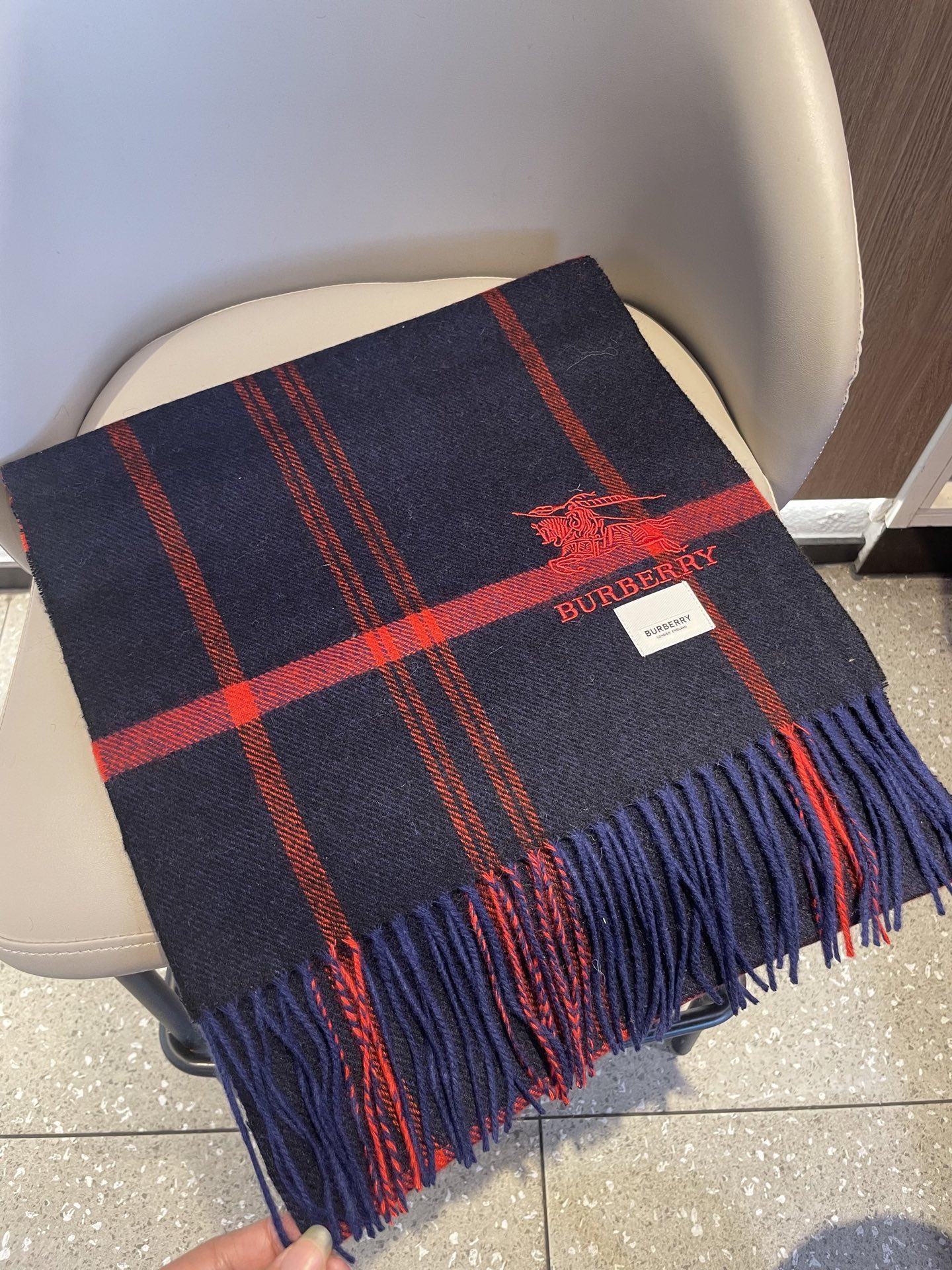 新款🐂牛货，巴宝莉男士女士（格纹战马刺绣）围巾，款式魅力，是经典大方‼面料采用的是客供的羔绒，细腻柔软度