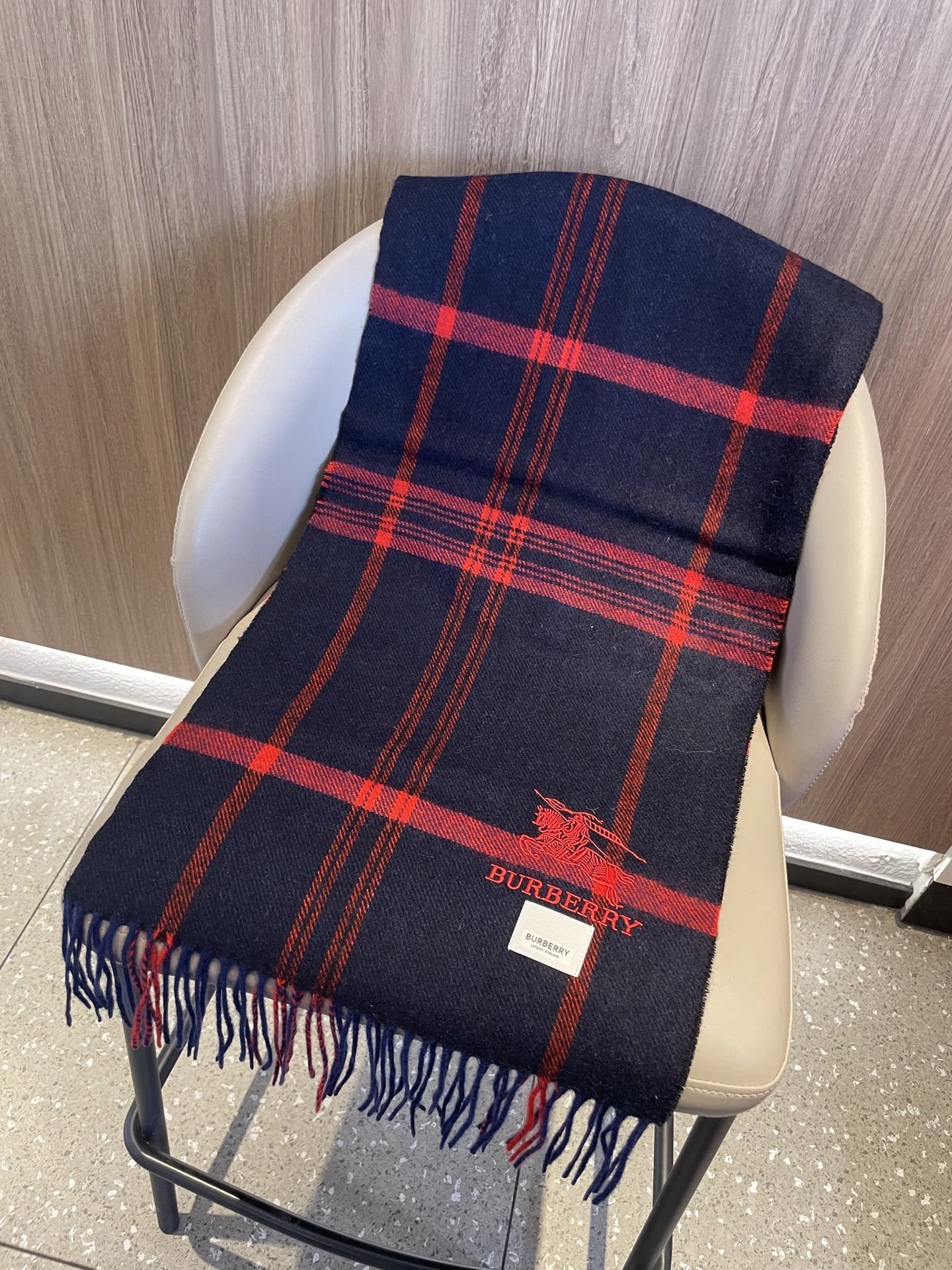 新款🐂牛货，巴宝莉男士女士（格纹战马刺绣）围巾，款式魅力，是经典大方‼面料采用的是客供的羔绒，细腻柔软度