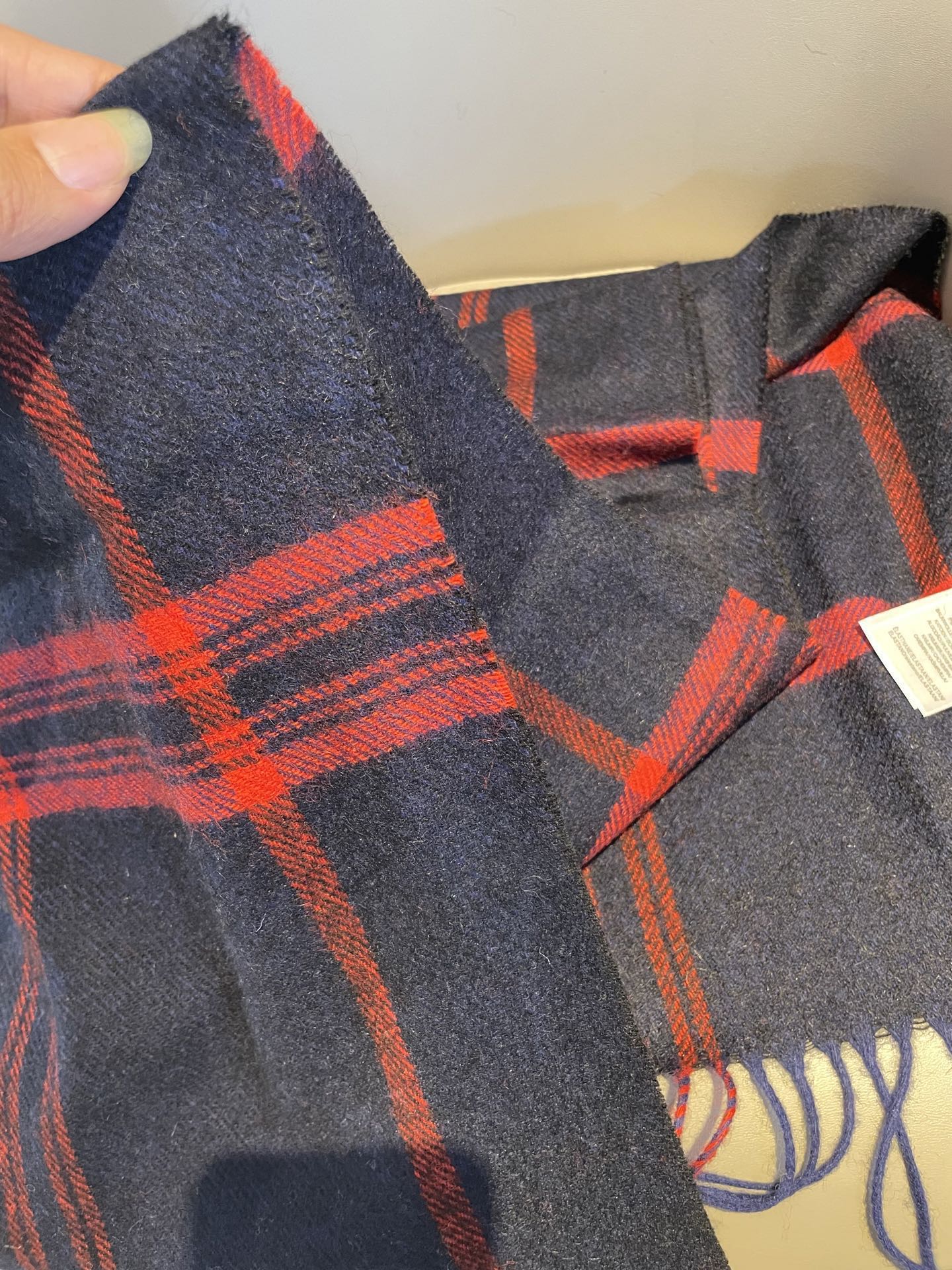 新款🐂牛货，巴宝莉男士女士（格纹战马刺绣）围巾，款式魅力，是经典大方‼面料采用的是客供的羔绒，细腻柔软度