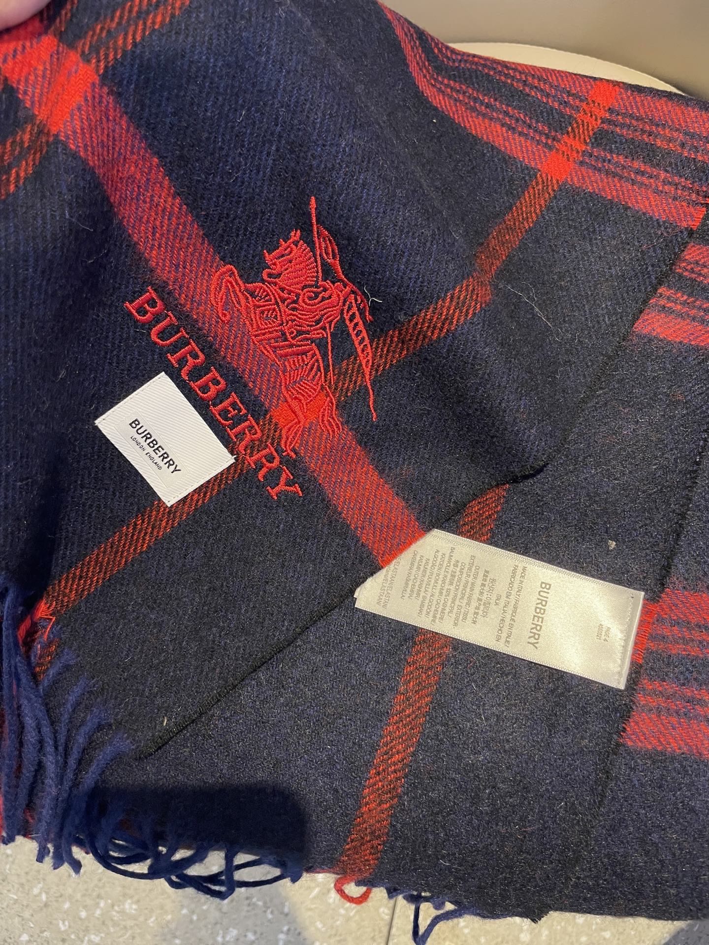 新款🐂牛货，巴宝莉男士女士（格纹战马刺绣）围巾，款式魅力，是经典大方‼面料采用的是客供的羔绒，细腻柔软度