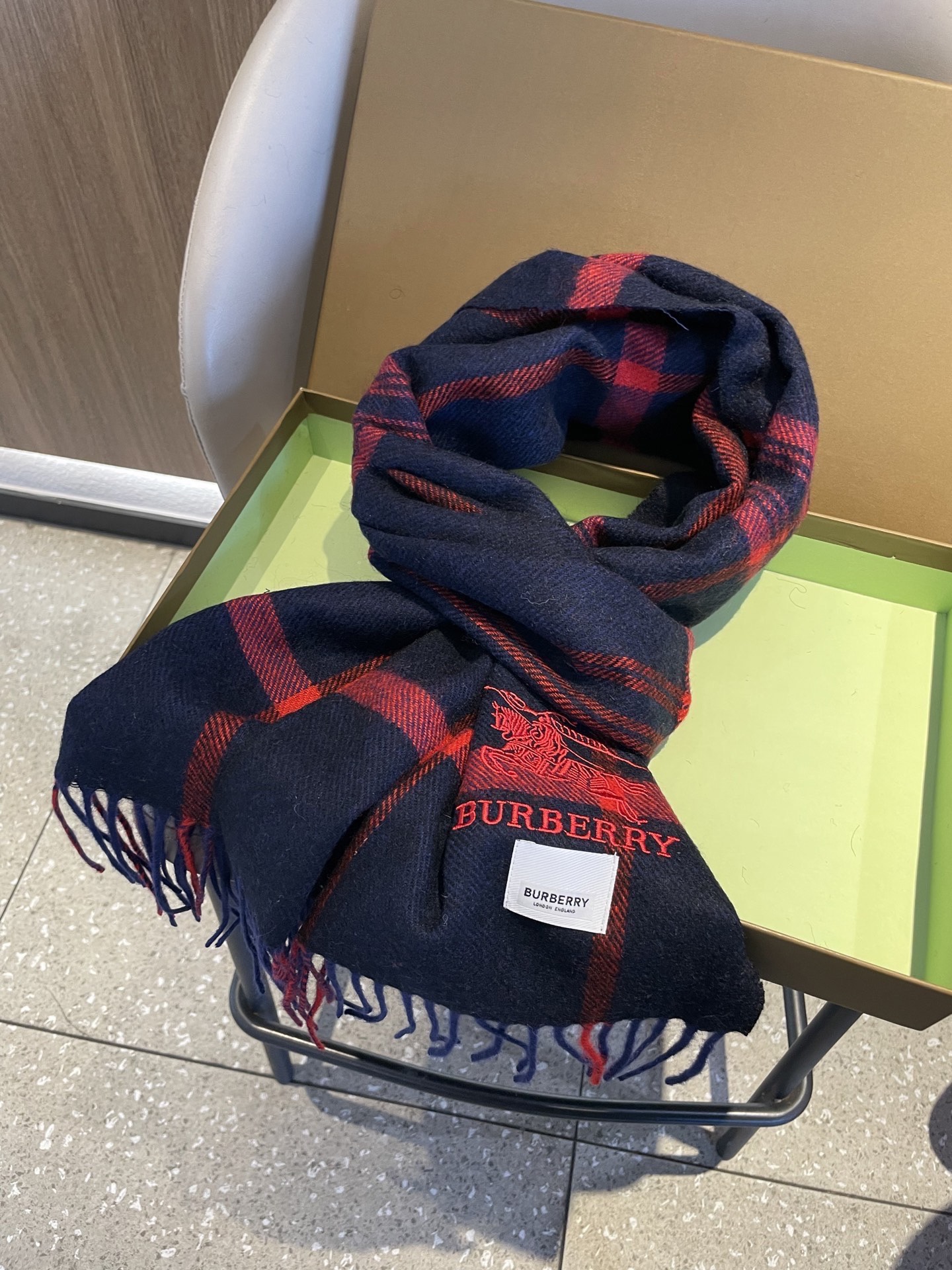 新款🐂牛货，巴宝莉男士女士（格纹战马刺绣）围巾，款式魅力，是经典大方‼面料采用的是客供的羔绒，细腻柔软度