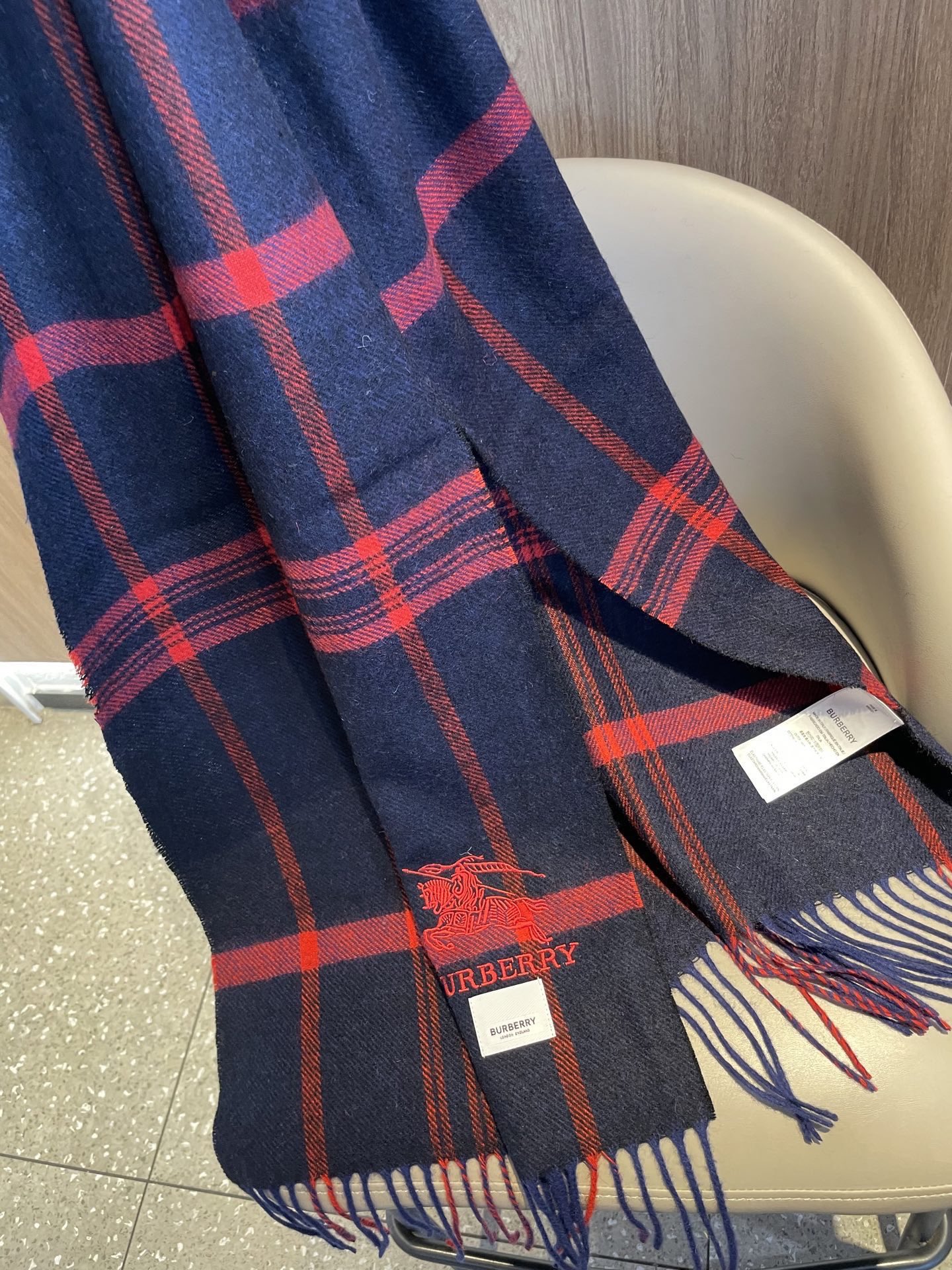 新款🐂牛货，巴宝莉男士女士（格纹战马刺绣）围巾，款式魅力，是经典大方‼面料采用的是客供的羔绒，细腻柔软度