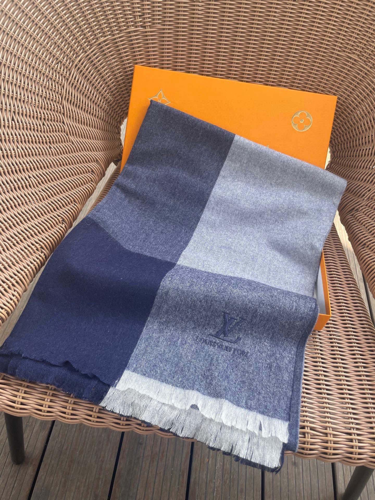 路易威登LV男女同款披肩✨羊绒经典格纹👐围巾♨️高尖端产物⚠️，经典logo刺绣，时尚大牌的顶尖设计款💕