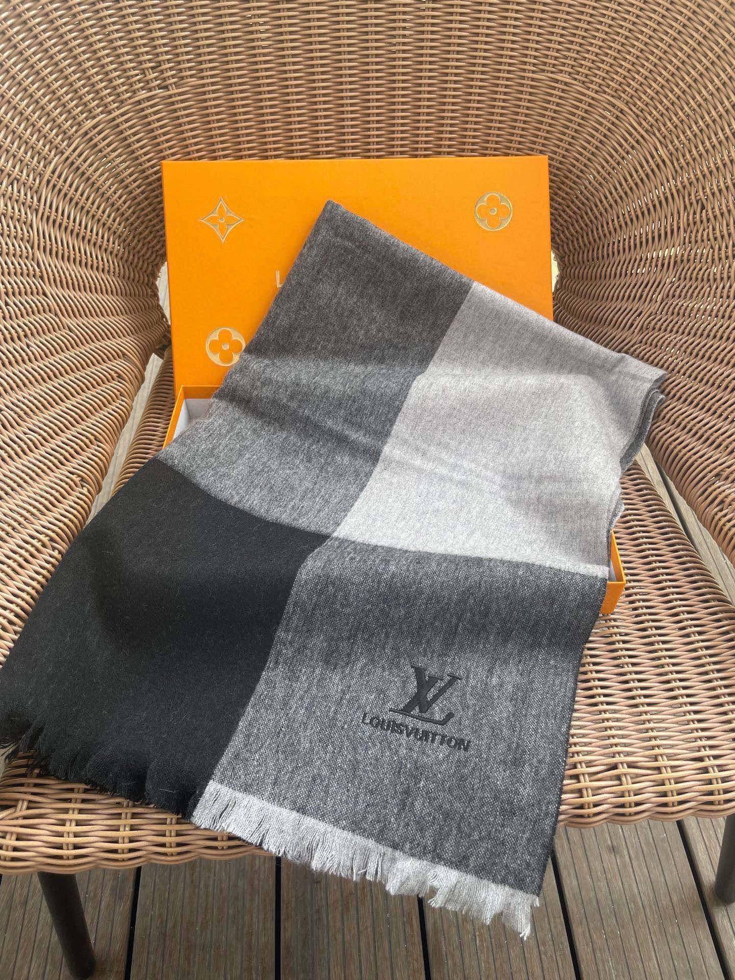 路易威登LV男女同款披肩✨羊绒经典格纹👐围巾♨️高尖端产物⚠️，经典logo刺绣，时尚大牌的顶尖设计款💕