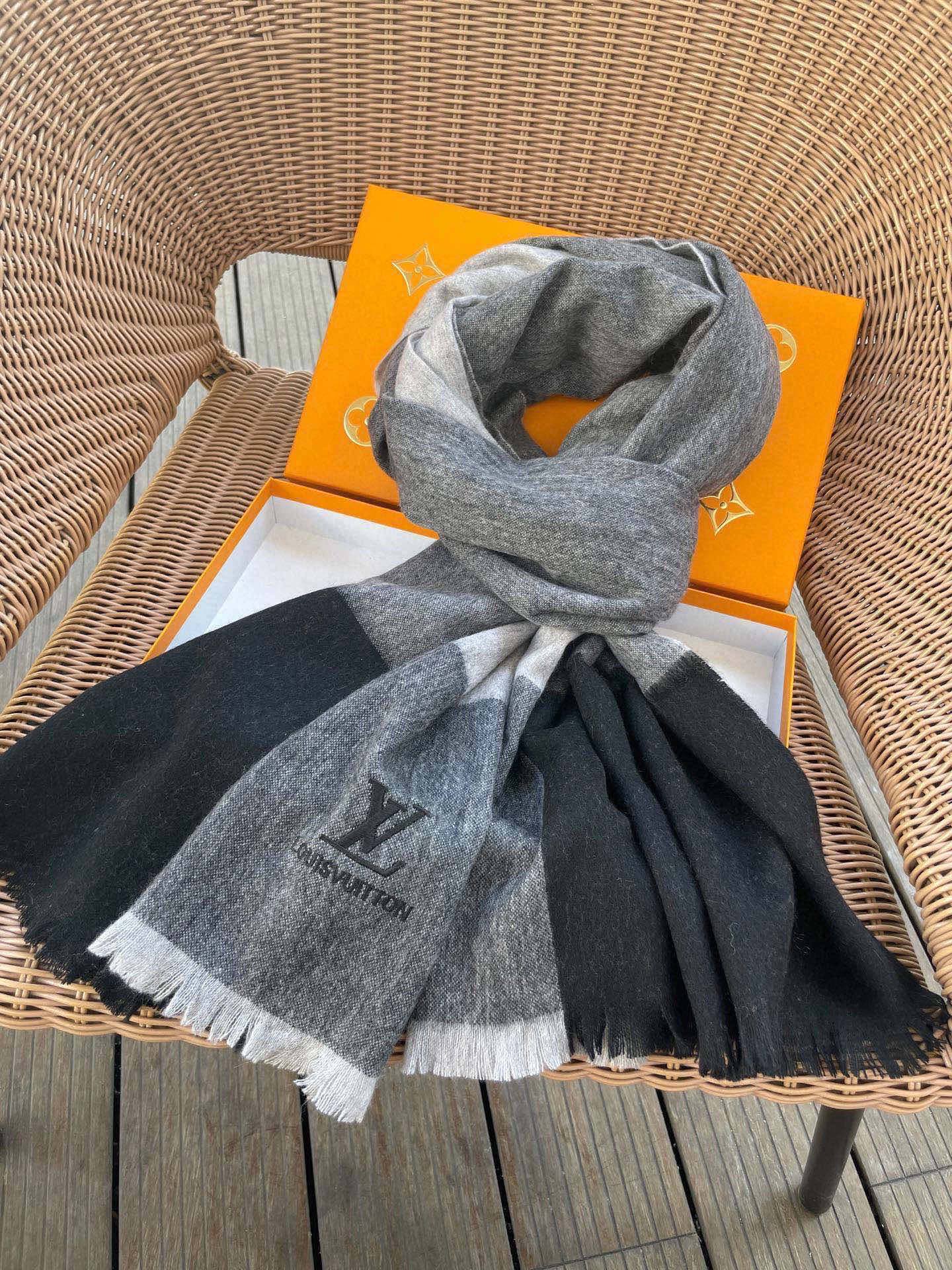 路易威登LV男女同款披肩✨羊绒经典格纹👐围巾♨️高尖端产物⚠️，经典logo刺绣，时尚大牌的顶尖设计款💕