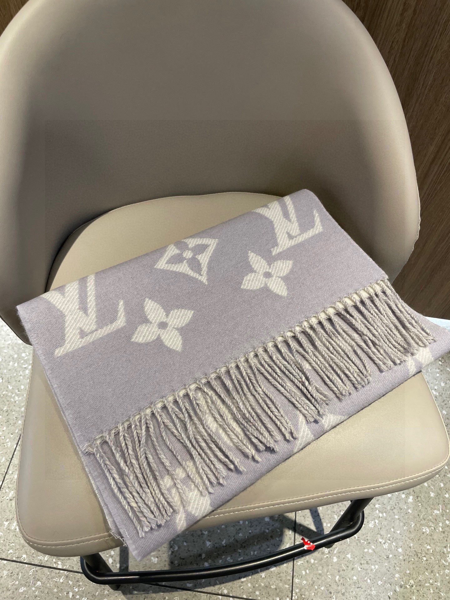 终于出货啦，今年热度最高的嫩粉拼白围巾本款LVEssential围巾聚焦大元素，以Monogram图案和