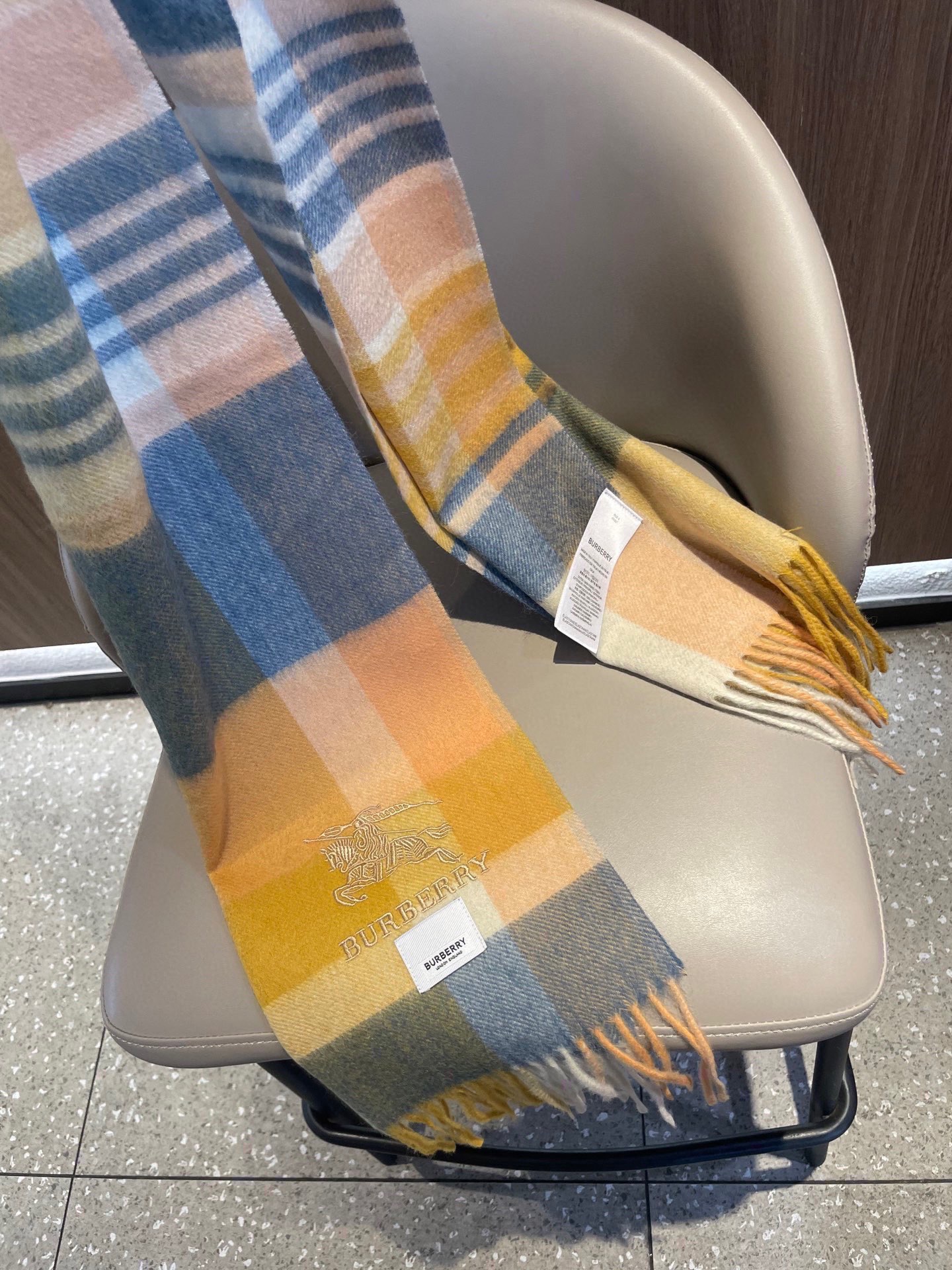 巴宝莉男士女士（格纹战马刺绣）围巾，款式魅力，是经典大方‼面料采用的是客供的羔绒，细腻柔软度都非常的好，