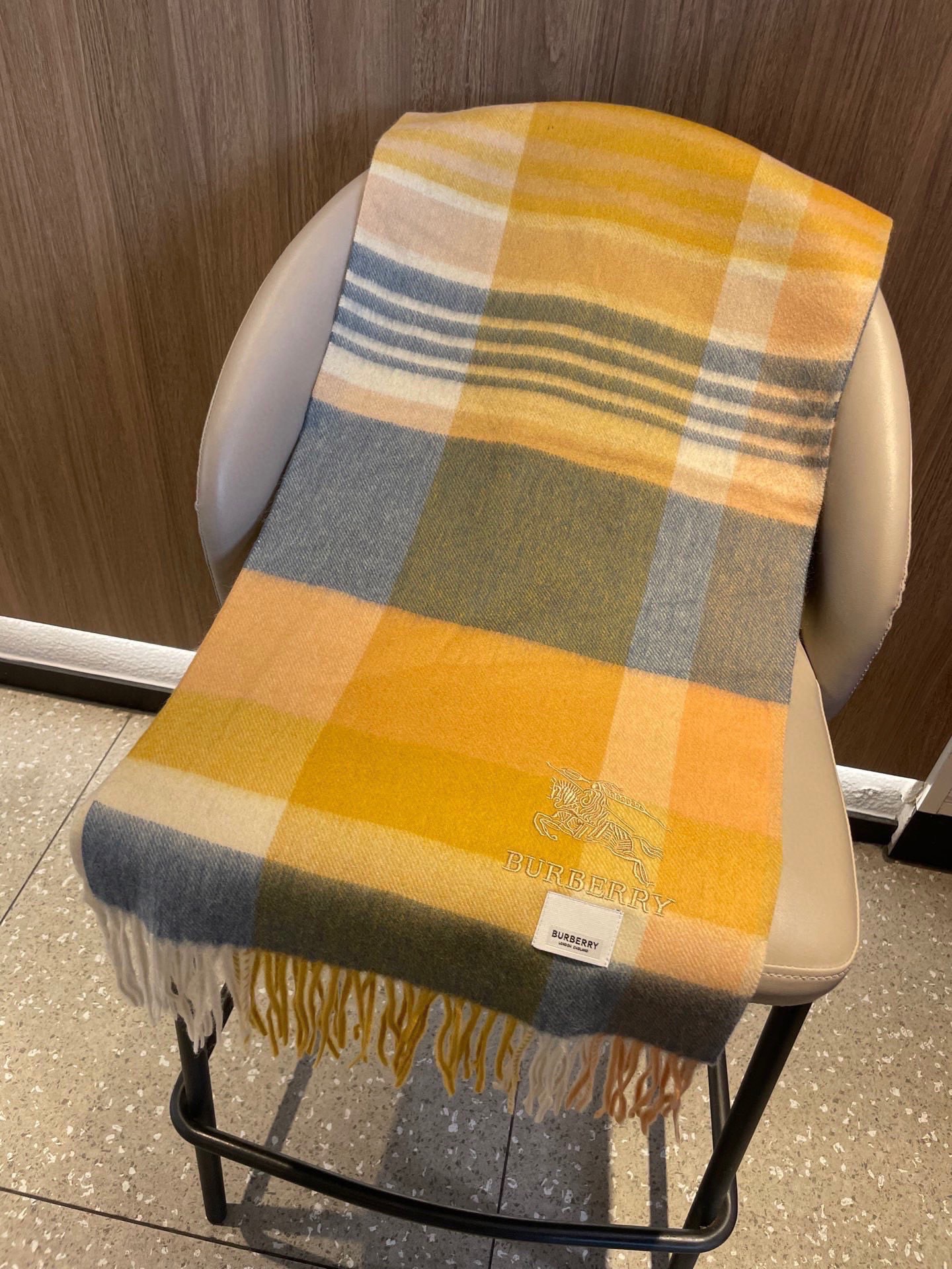 巴宝莉男士女士（格纹战马刺绣）围巾，款式魅力，是经典大方‼面料采用的是客供的羔绒，细腻柔软度都非常的好，