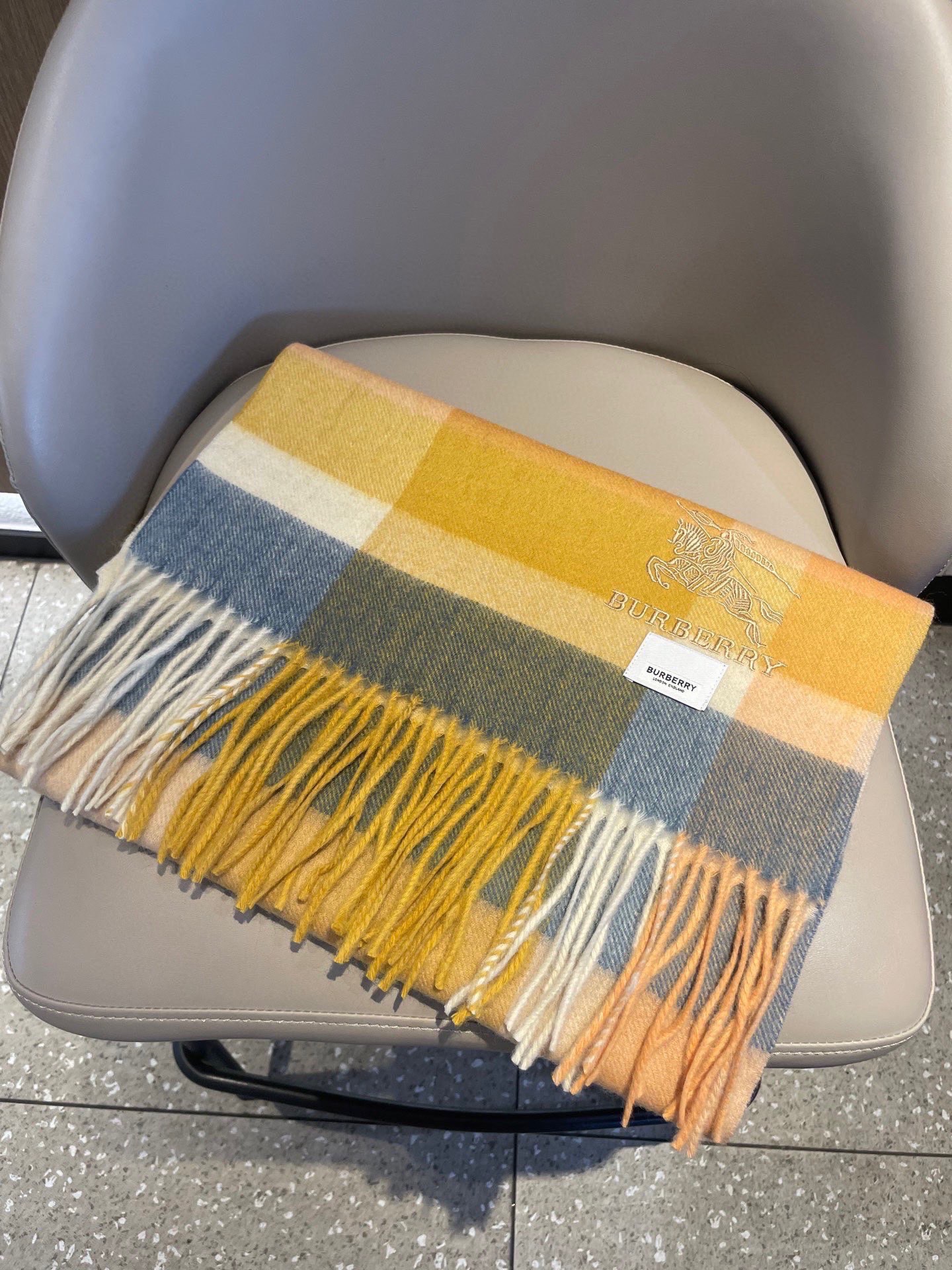 巴宝莉男士女士（格纹战马刺绣）围巾，款式魅力，是经典大方‼面料采用的是客供的羔绒，细腻柔软度都非常的好，