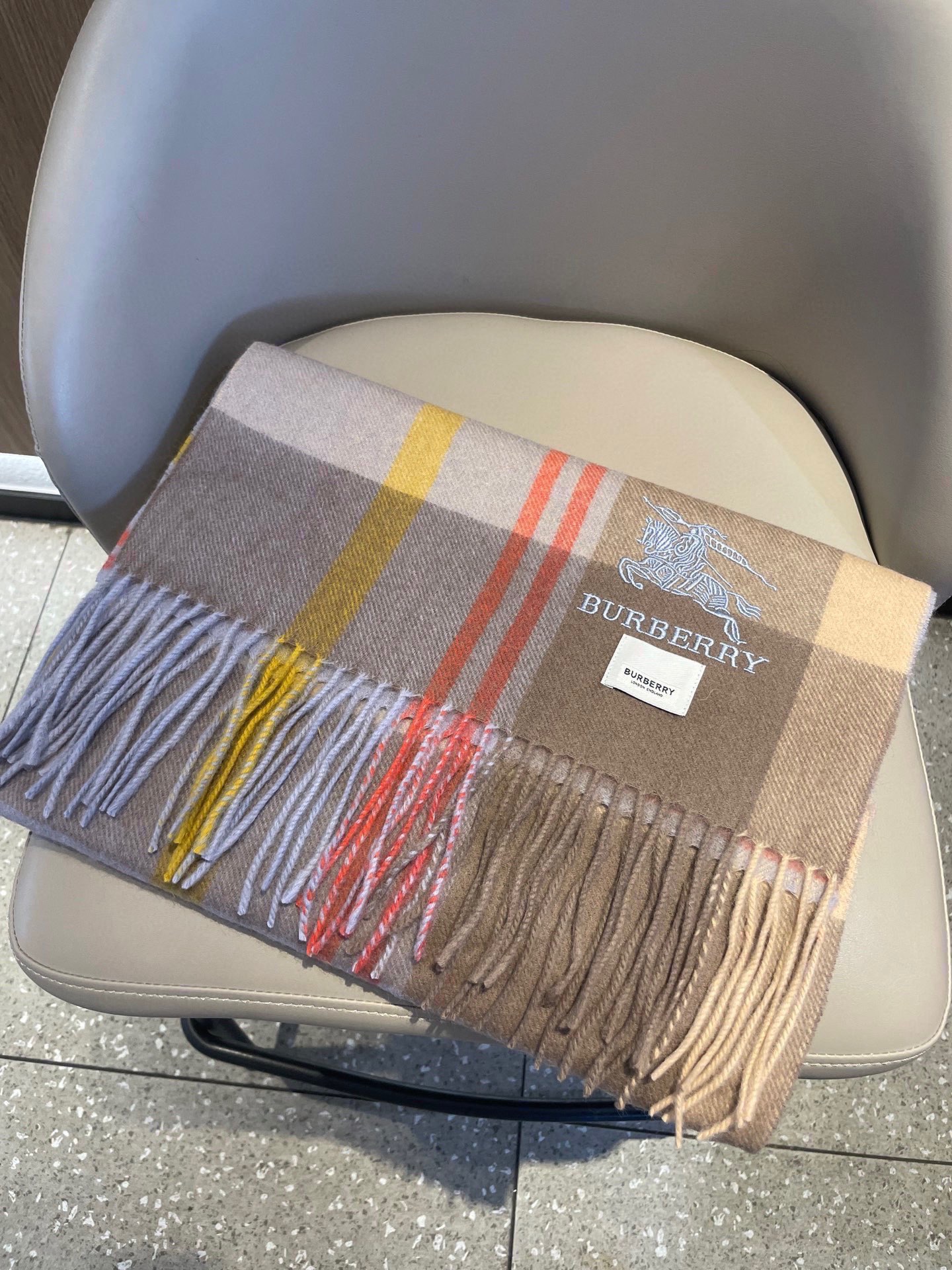 巴宝莉男士女士（格纹战马刺绣）围巾，款式魅力，是经典大方‼面料采用的是客供的羔绒，细腻柔软度都非常的好，