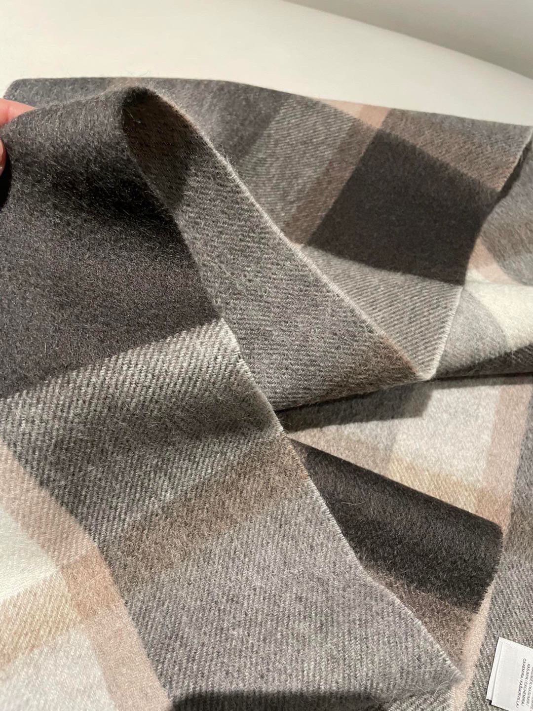 巴宝莉BURBERRY字母专柜款❗️ 顶级出口尾单刺绣👍货不多，下手一定要快，真心美的让人非常非常心动 