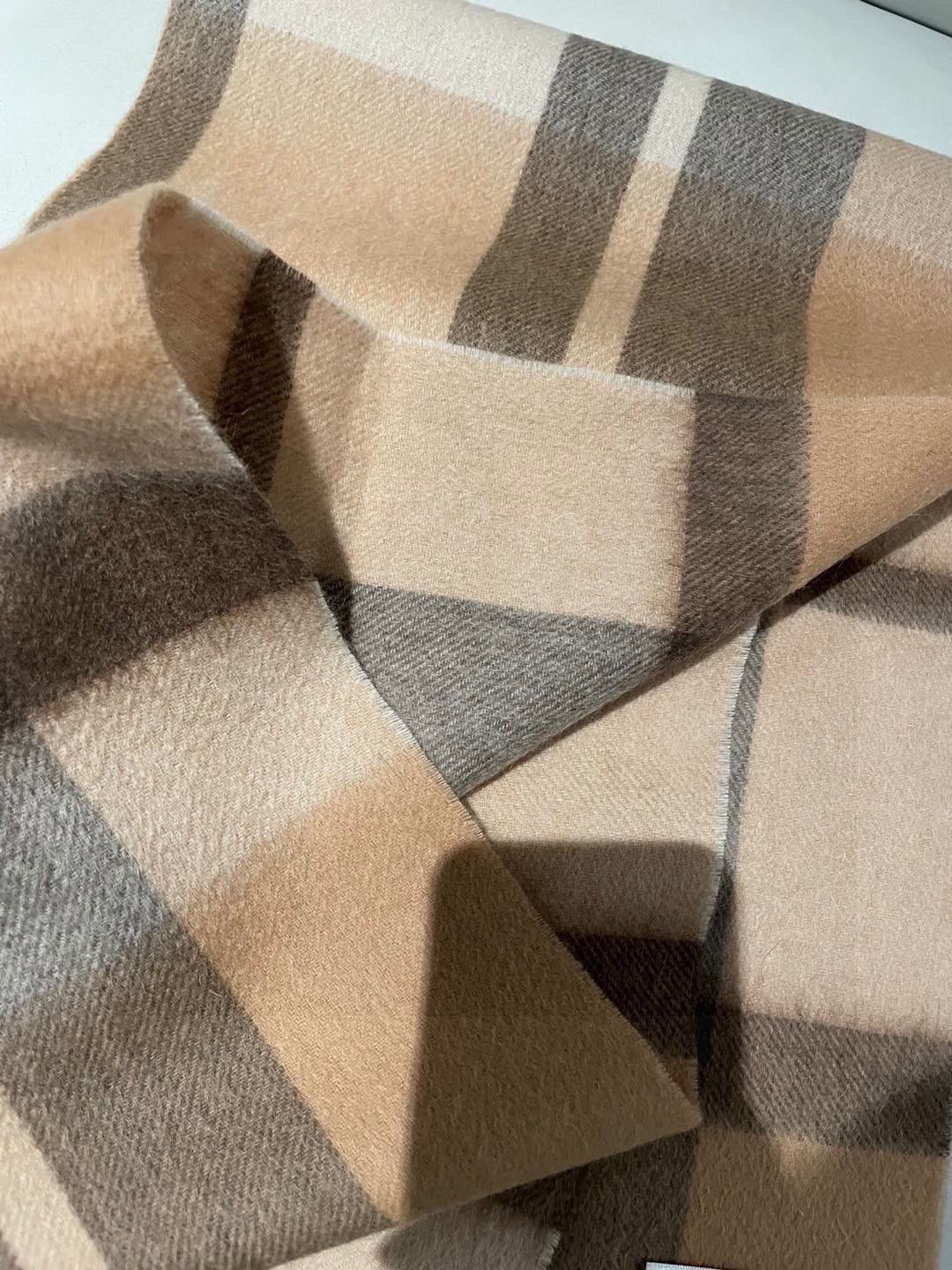 巴宝莉BURBERRY字母专柜款❗️ 顶级出口尾单刺绣👍货不多，下手一定要快，真心美的让人非常非常心动 