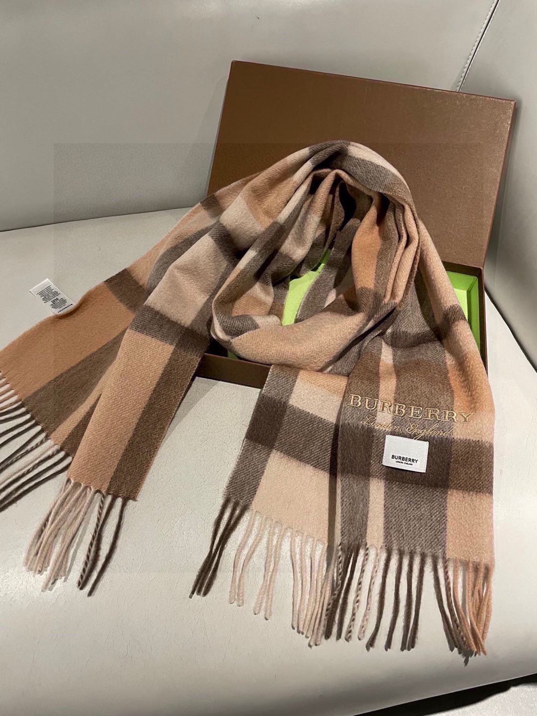 巴宝莉BURBERRY字母专柜款❗️ 顶级出口尾单刺绣👍货不多，下手一定要快，真心美的让人非常非常心动 