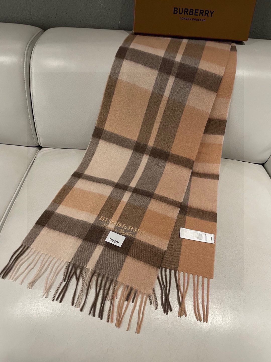 巴宝莉BURBERRY字母专柜款❗️ 顶级出口尾单刺绣👍货不多，下手一定要快，真心美的让人非常非常心动 