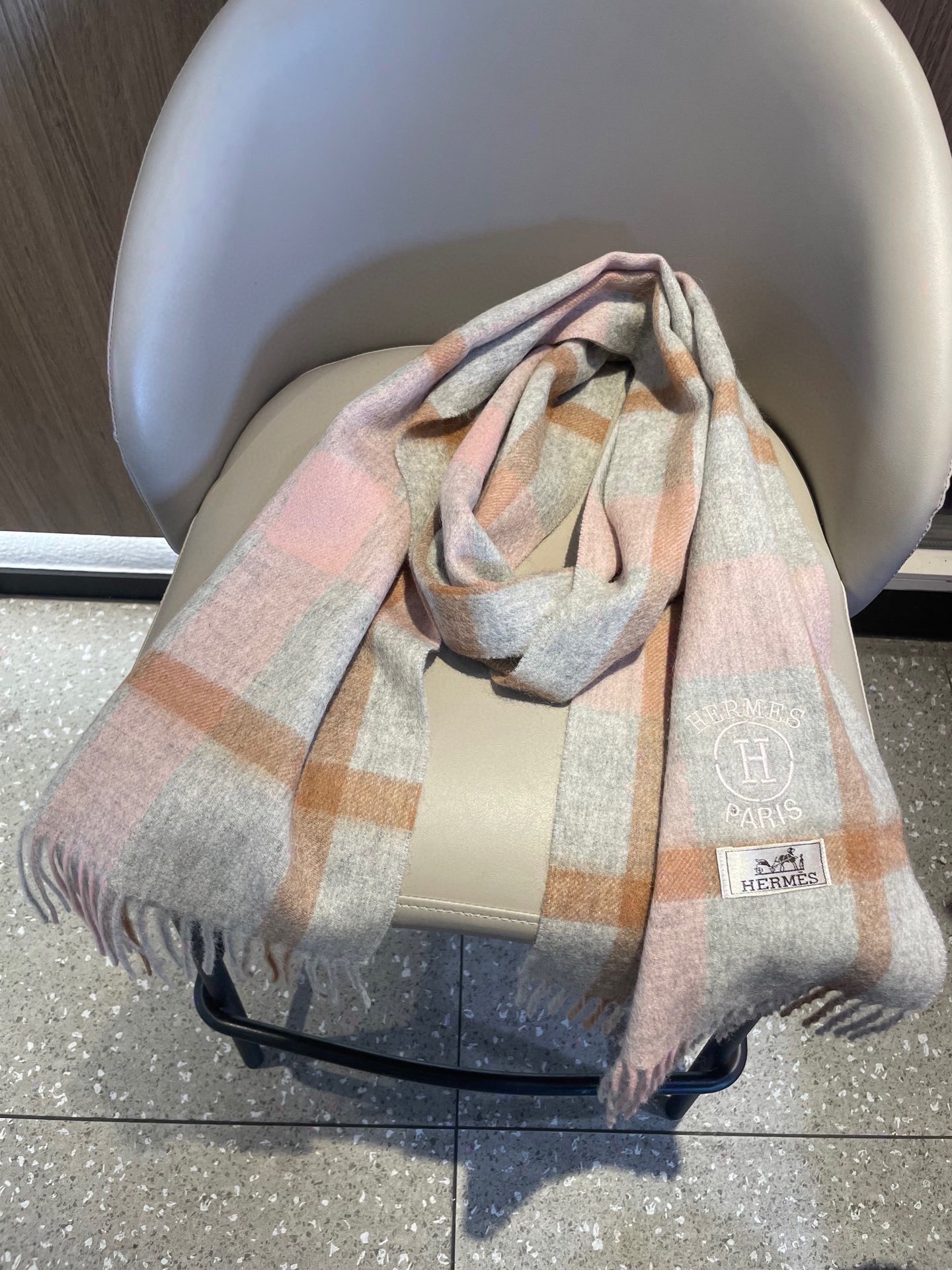 。🆕Hermes · 爱马仕女士经典格子拼接🎊重磅推荐💥 100%顶级山羊绒材质。非常保暖👑 柔软亲肤，