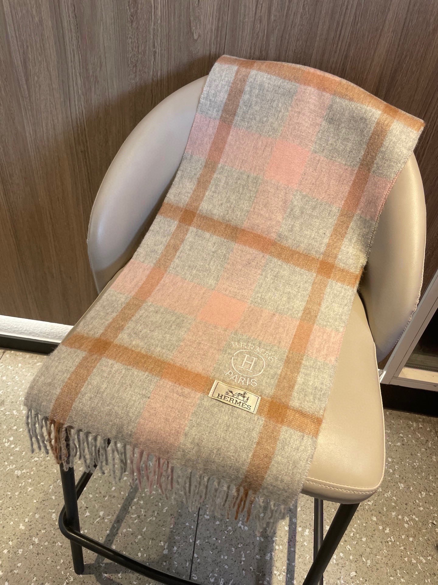 。🆕Hermes · 爱马仕女士经典格子拼接🎊重磅推荐💥 100%顶级山羊绒材质。非常保暖👑 柔软亲肤，
