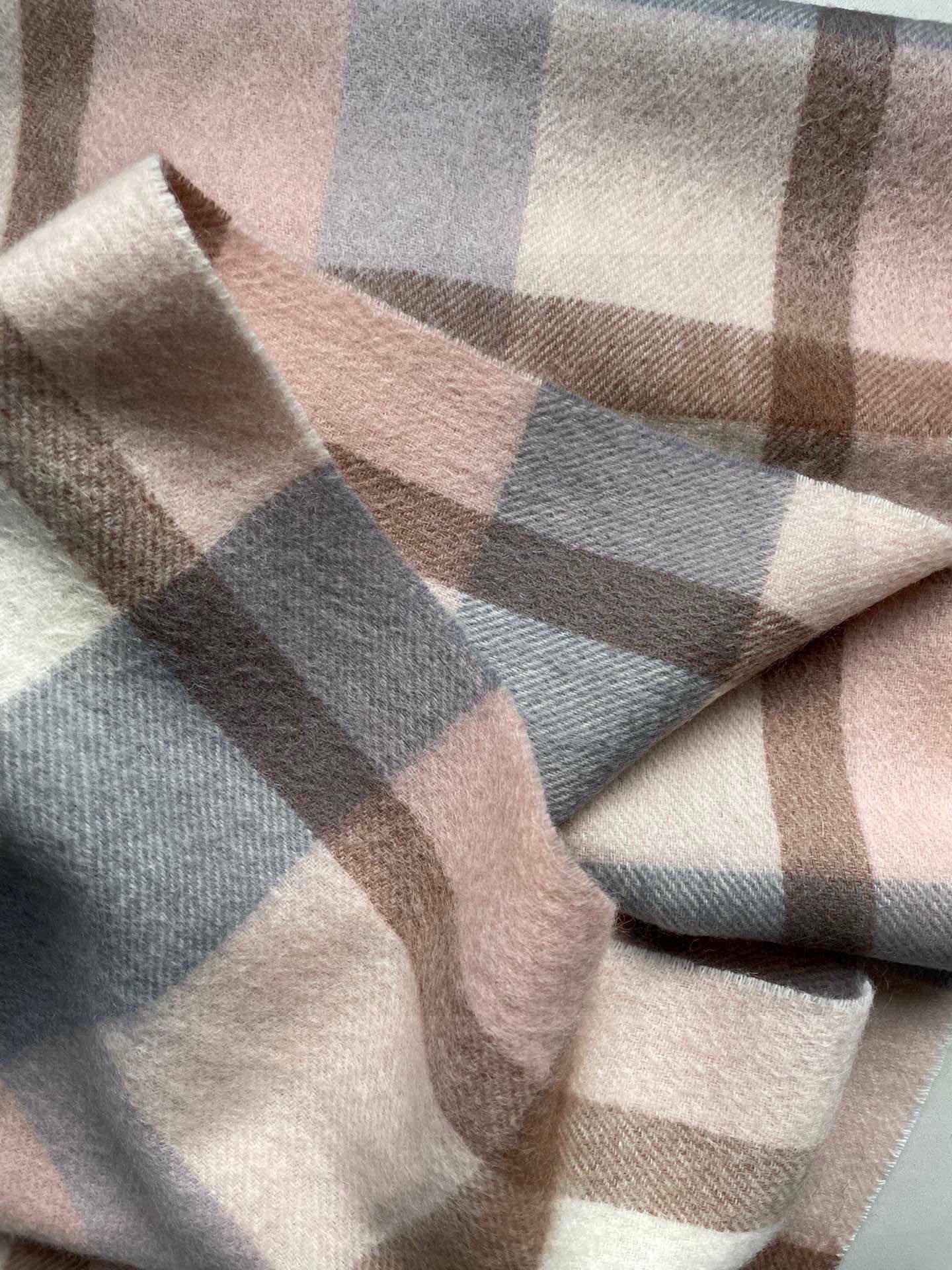 。🆕Hermes · 爱马仕女士经典格子拼接🎊重磅推荐💥 100%顶级山羊绒材质。非常保暖👑 柔软亲肤，