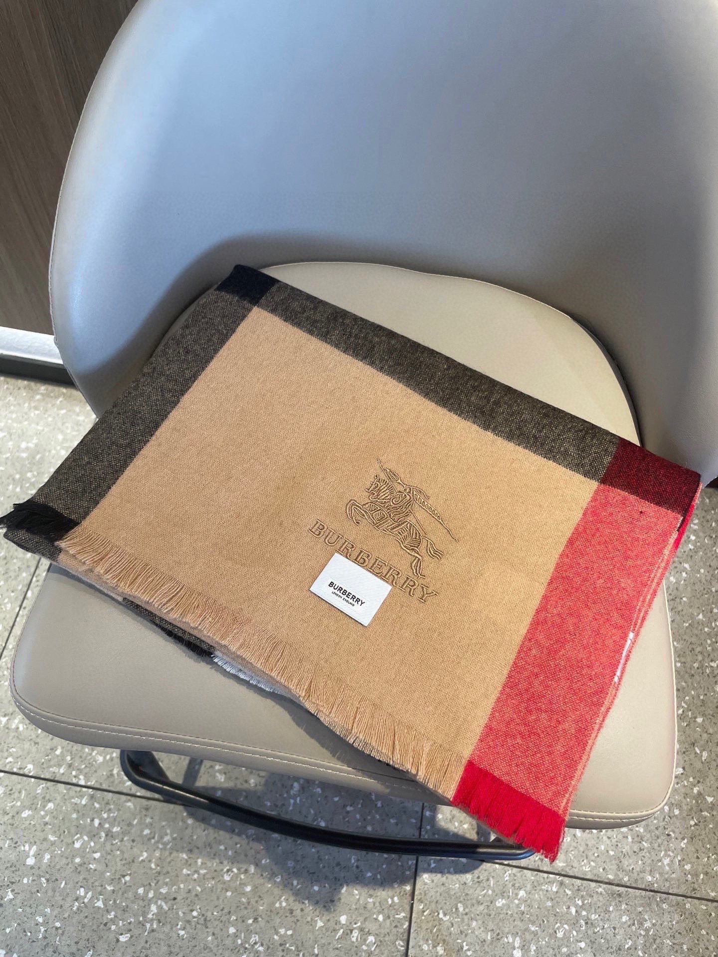 。巴宝莉经典大格男女同款短须披肩✨羊绒经典格纹👐围巾♨️高尖端产物⚠️，经典logo刺绣，时尚大牌的顶尖