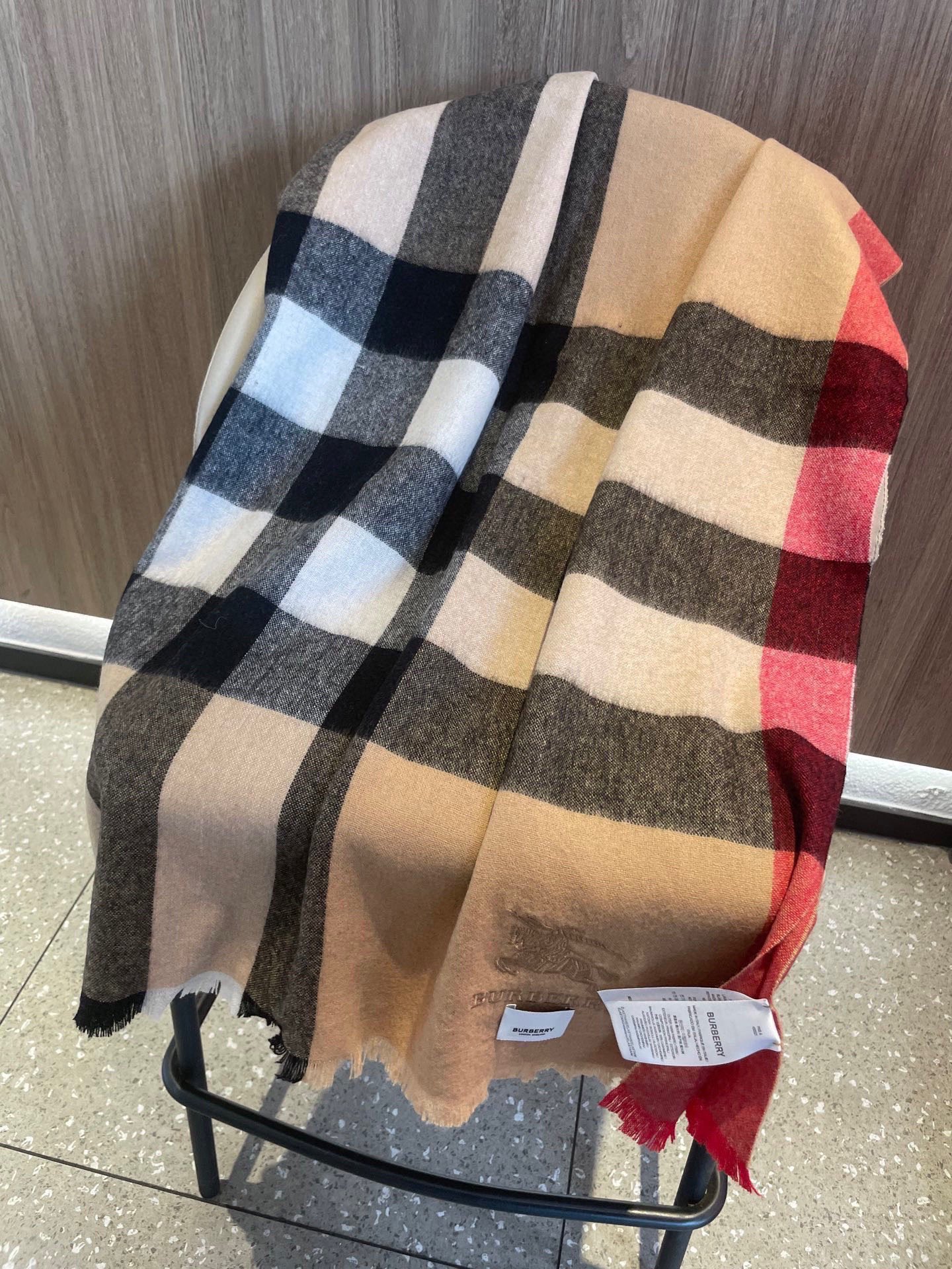 。巴宝莉经典大格男女同款短须披肩✨羊绒经典格纹👐围巾♨️高尖端产物⚠️，经典logo刺绣，时尚大牌的顶尖