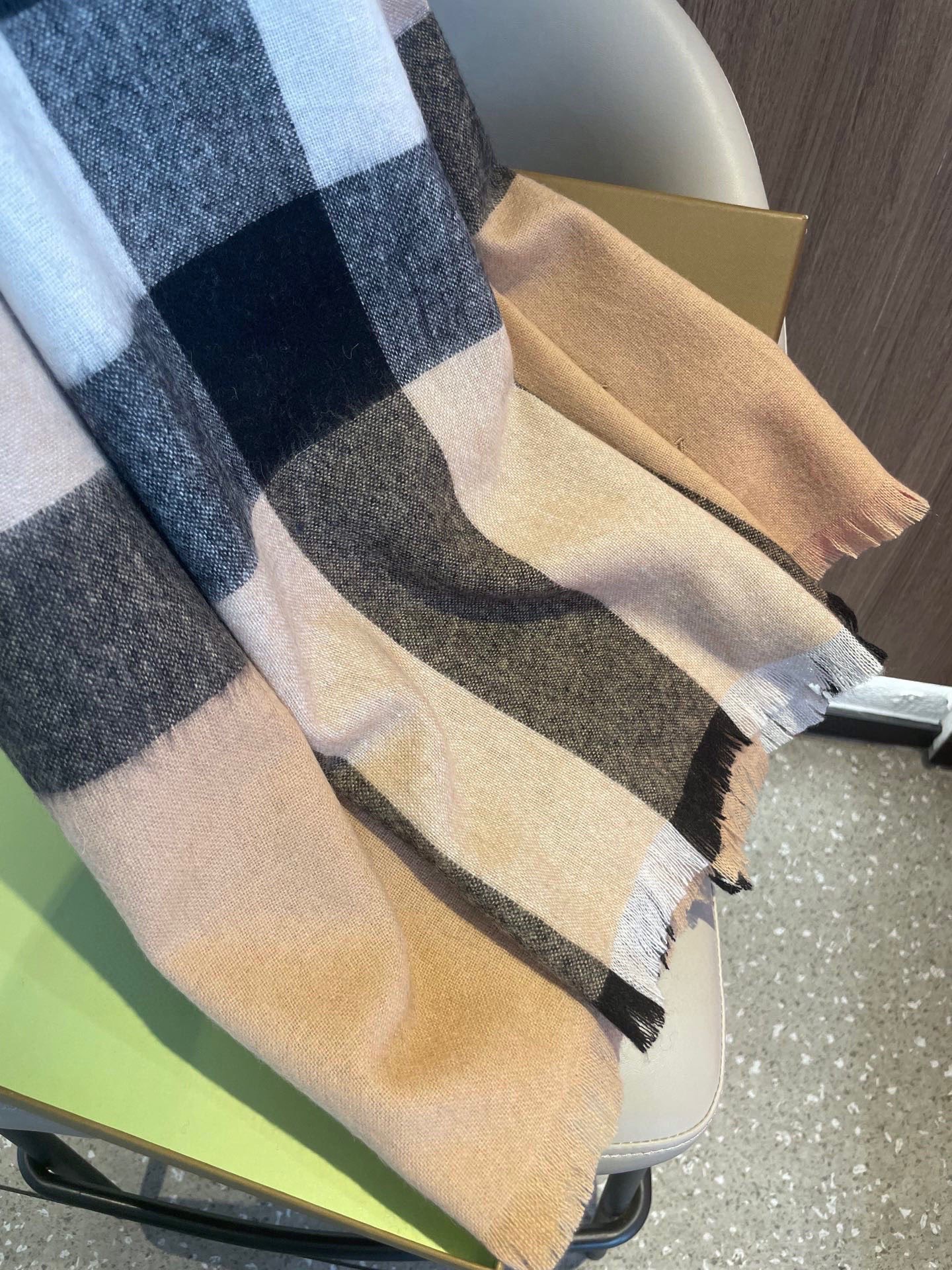 。巴宝莉经典大格男女同款短须披肩✨羊绒经典格纹👐围巾♨️高尖端产物⚠️，经典logo刺绣，时尚大牌的顶尖