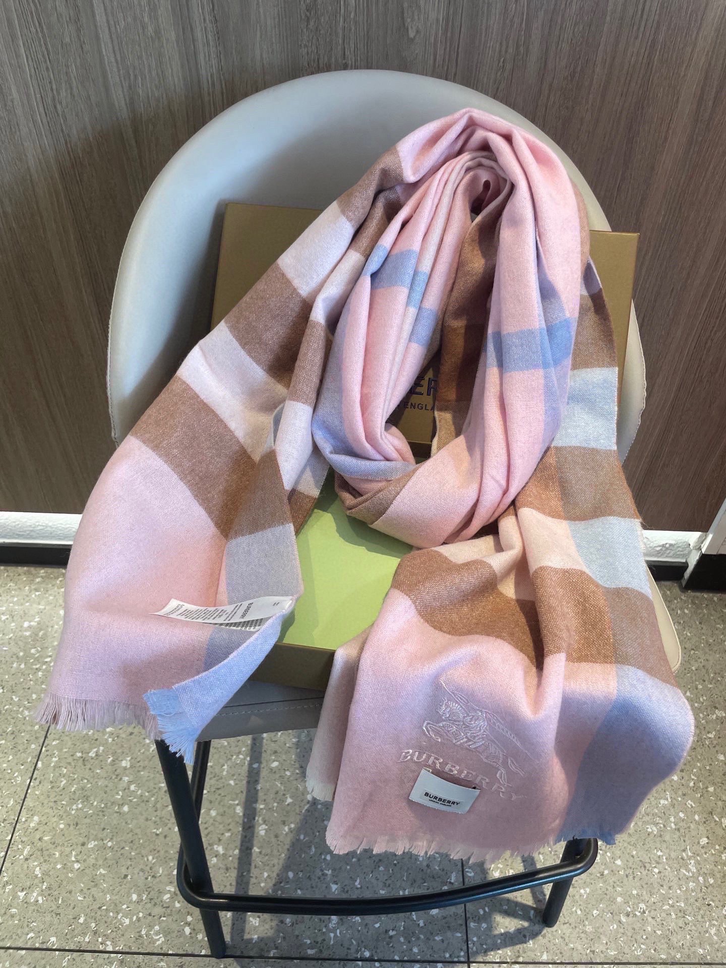 。巴宝莉经典大格男女同款短须披肩✨羊绒经典格纹👐围巾♨️高尖端产物⚠️，经典logo刺绣，时尚大牌的顶尖