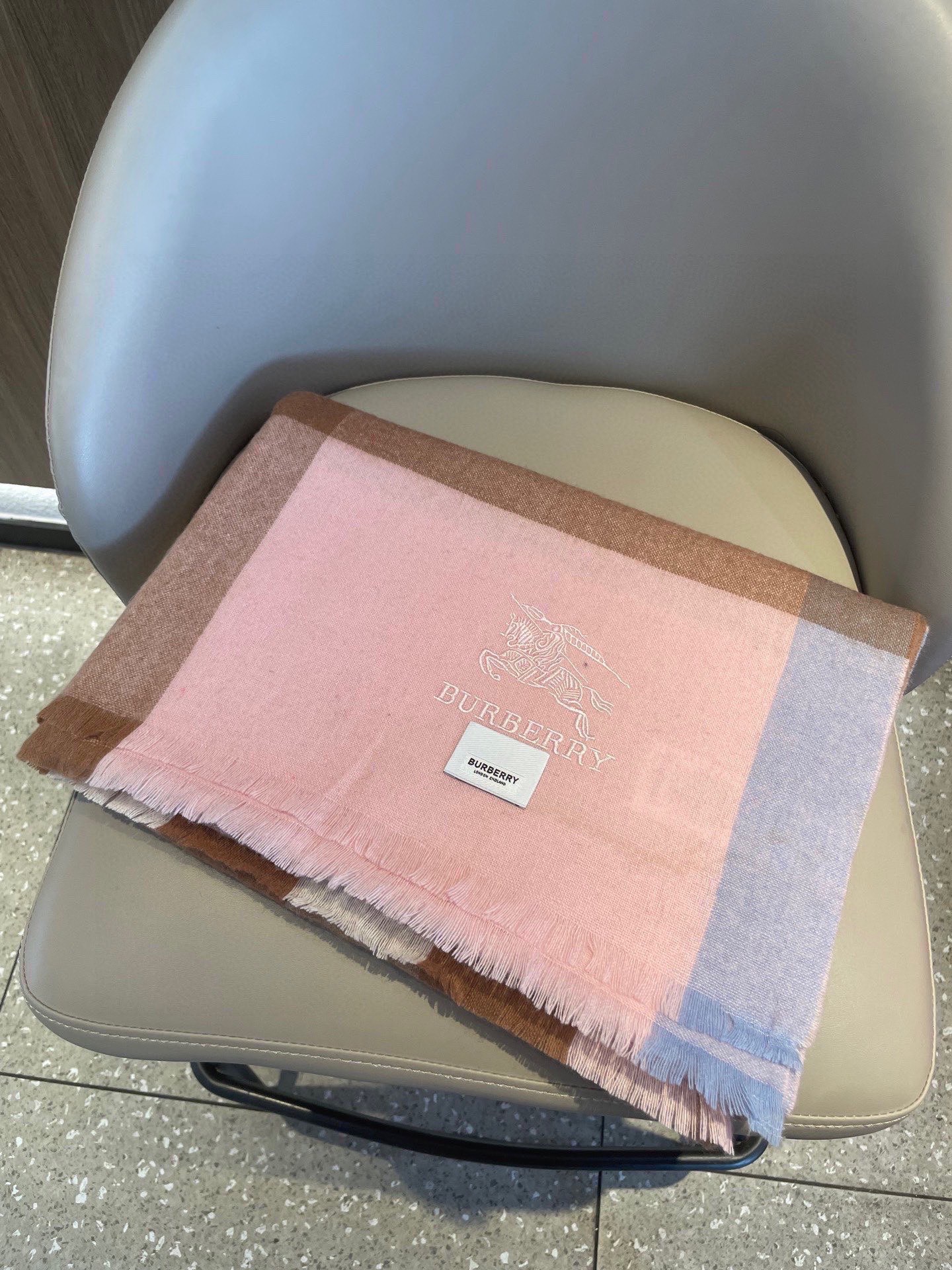 。巴宝莉经典大格男女同款短须披肩✨羊绒经典格纹👐围巾♨️高尖端产物⚠️，经典logo刺绣，时尚大牌的顶尖