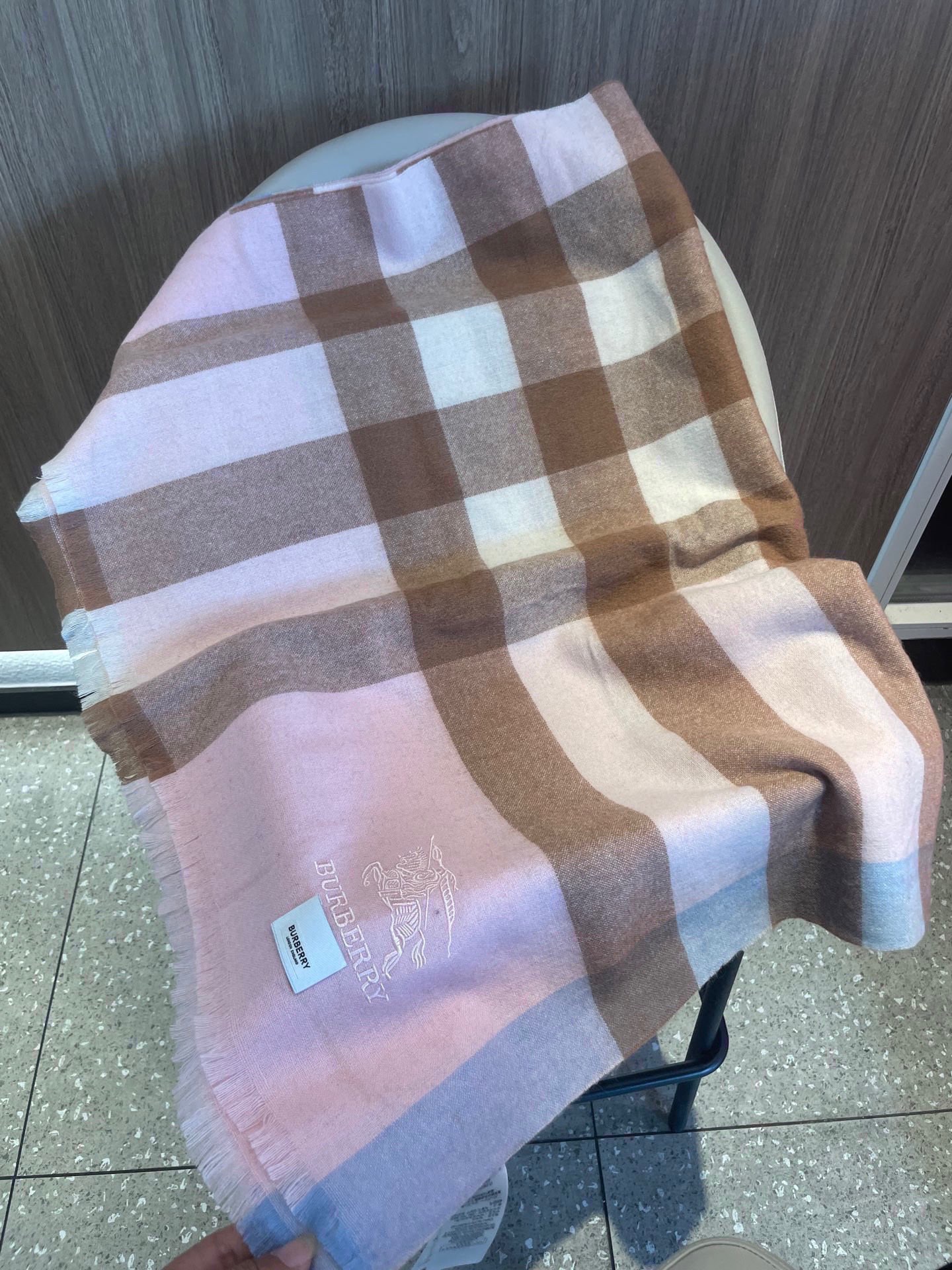 。巴宝莉经典大格男女同款短须披肩✨羊绒经典格纹👐围巾♨️高尖端产物⚠️，经典logo刺绣，时尚大牌的顶尖