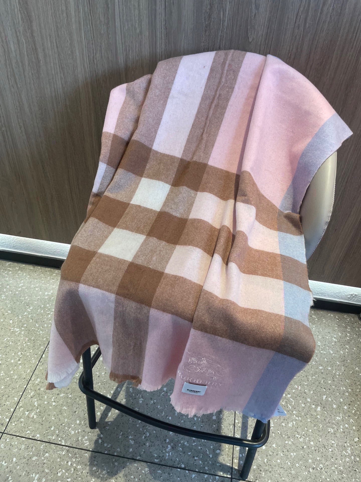 。巴宝莉经典大格男女同款短须披肩✨羊绒经典格纹👐围巾♨️高尖端产物⚠️，经典logo刺绣，时尚大牌的顶尖