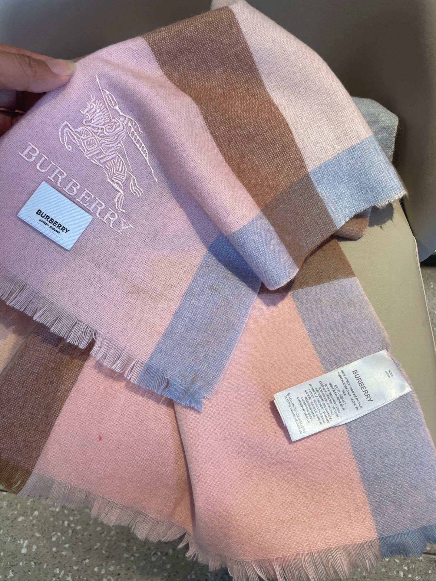 。巴宝莉经典大格男女同款短须披肩✨羊绒经典格纹👐围巾♨️高尖端产物⚠️，经典logo刺绣，时尚大牌的顶尖