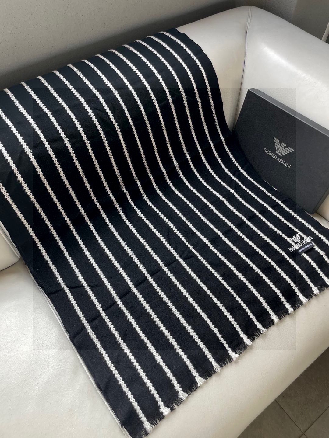 阿玛尼（Arman）披肩且买且珍惜~~男款真的很少，一年也就出几款，都是出口订单所以比较难遇。男人的东西