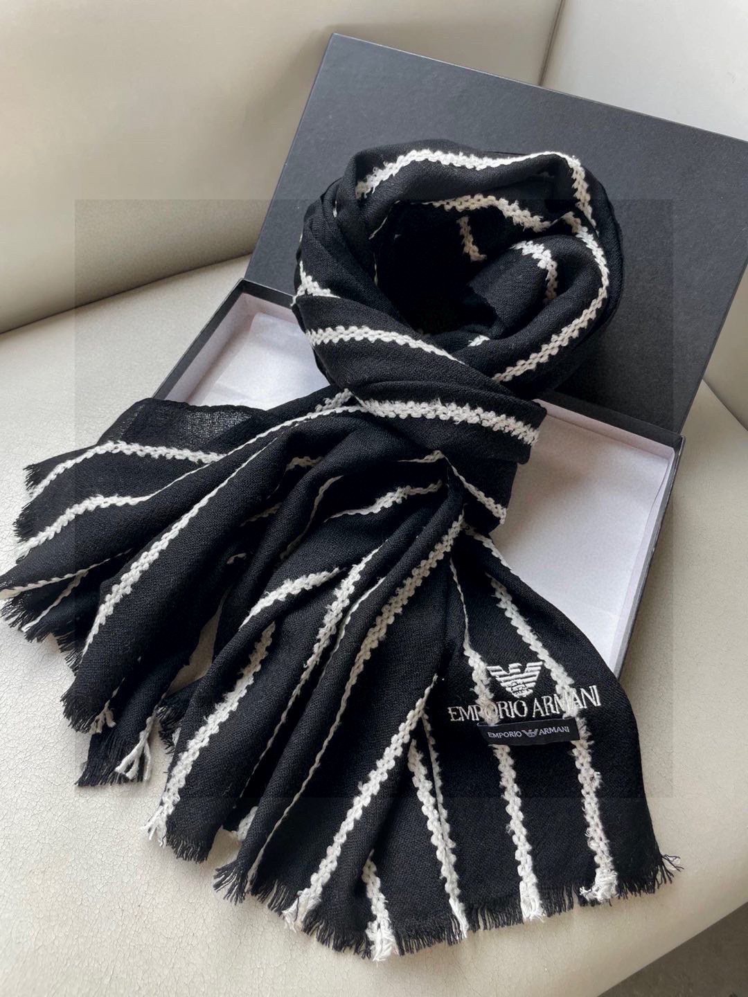 阿玛尼（Arman）披肩且买且珍惜~~男款真的很少，一年也就出几款，都是出口订单所以比较难遇。男人的东西