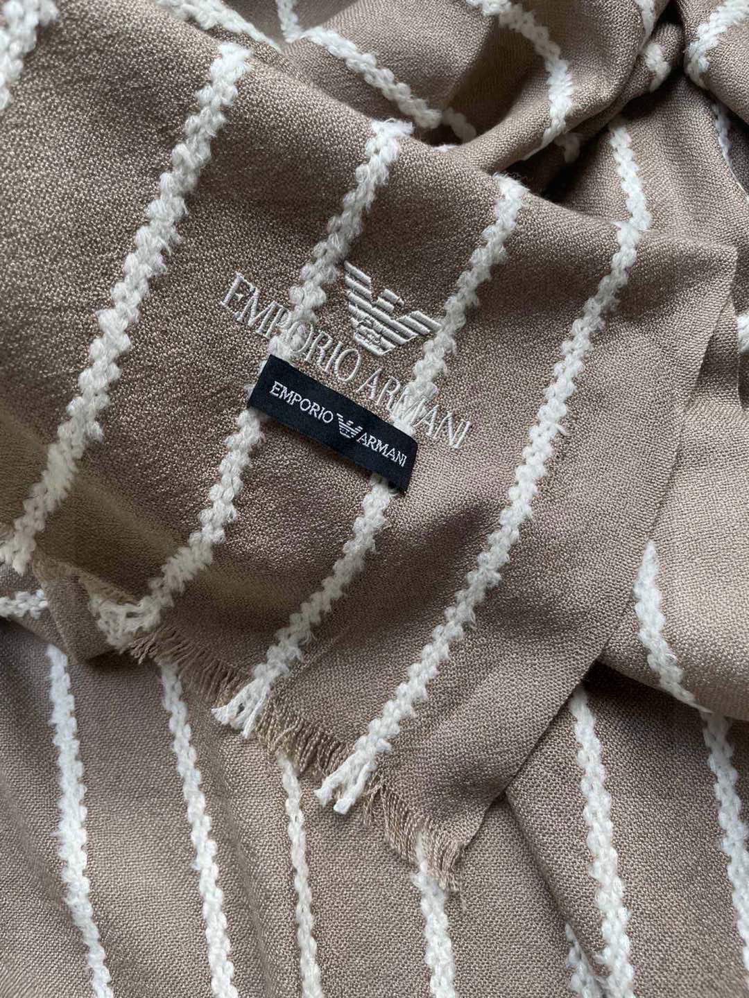 阿玛尼（Arman）披肩且买且珍惜~~男款真的很少，一年也就出几款，都是出口订单所以比较难遇。男人的东西